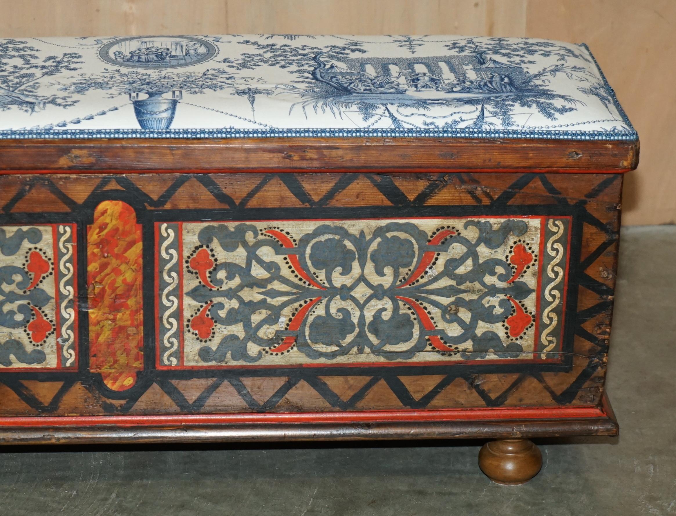 EXTRA lange CIRCA 1840 HAND PAiNTED COFFER TRUNK CHEST Used AS HALL BENCH SEATING (Mittleres 19. Jahrhundert) im Angebot