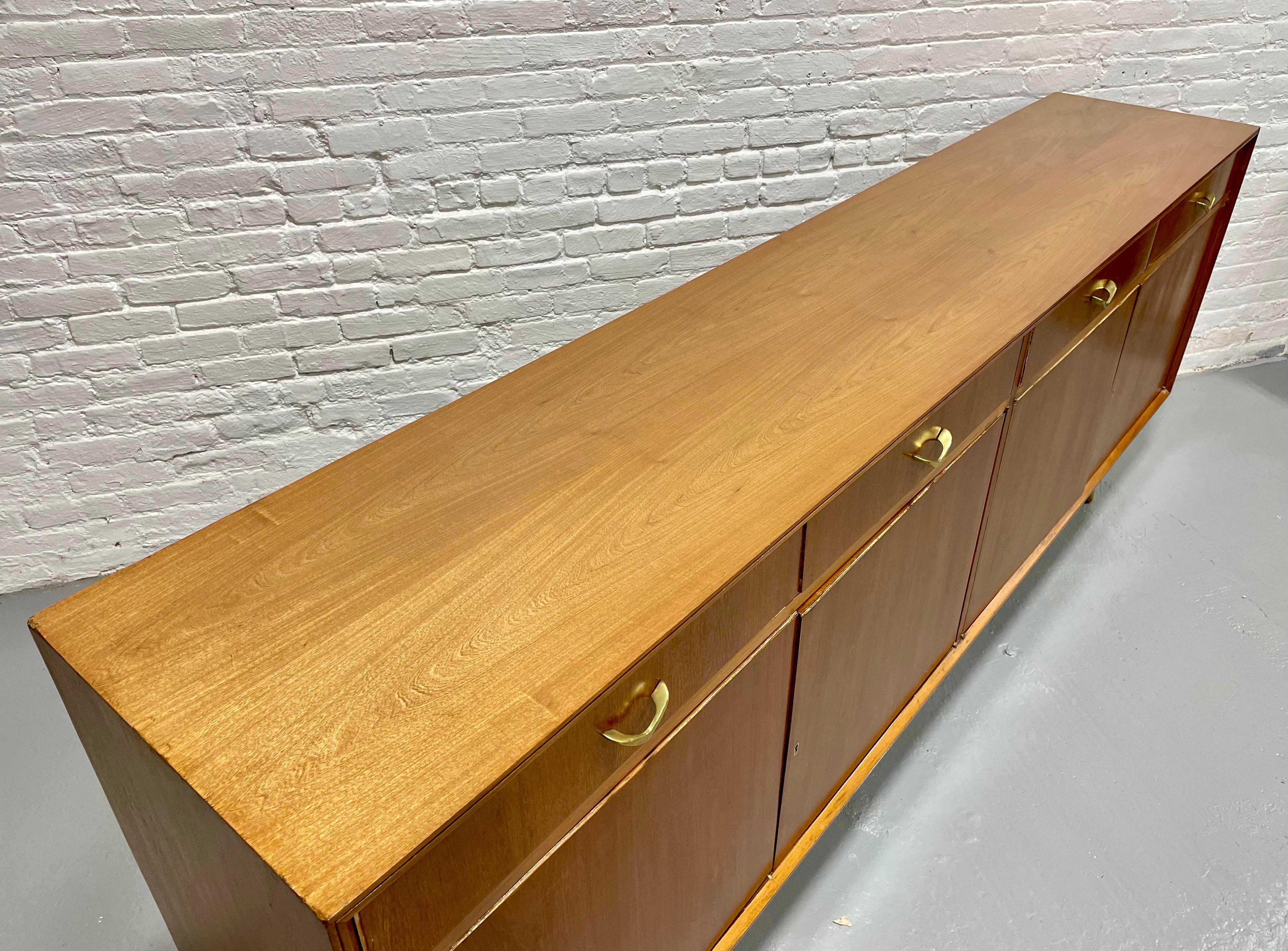 Extra Long CLASSIC Mid Century MODERN French CREDENZA / media stand, c. 1960s en vente 5