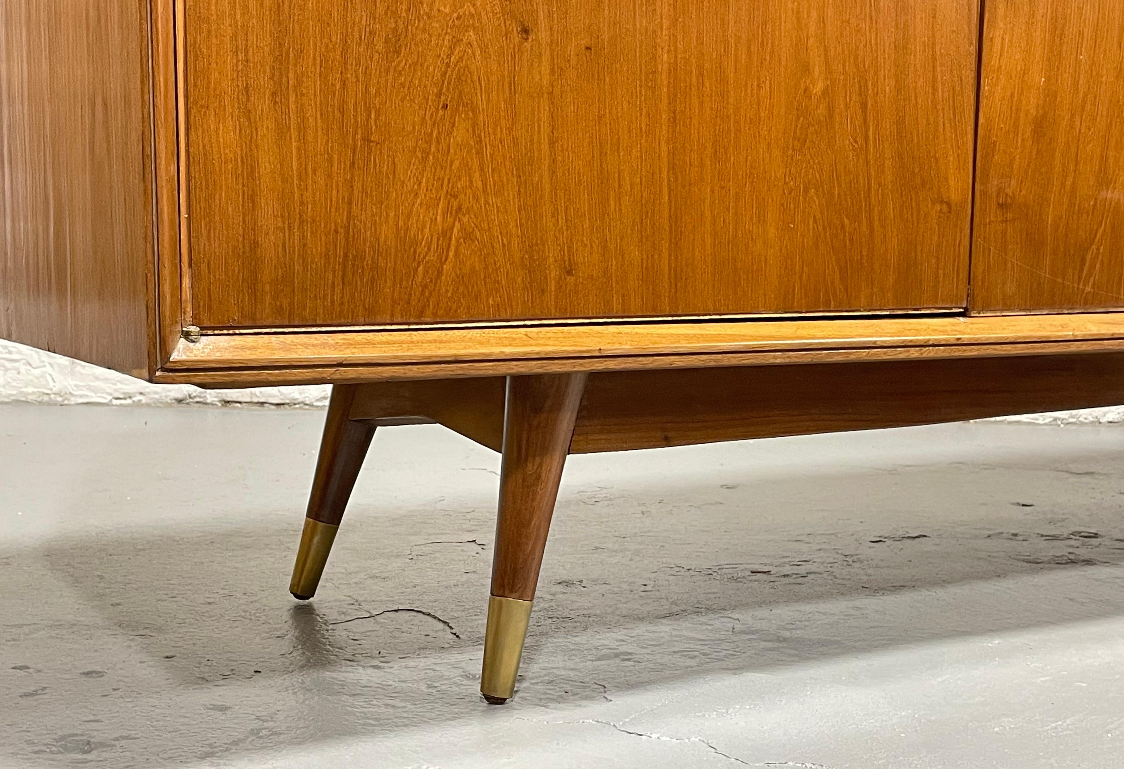 Extra Long CLASSIC Mid Century MODERN French CREDENZA / media stand, c. 1960s en vente 1