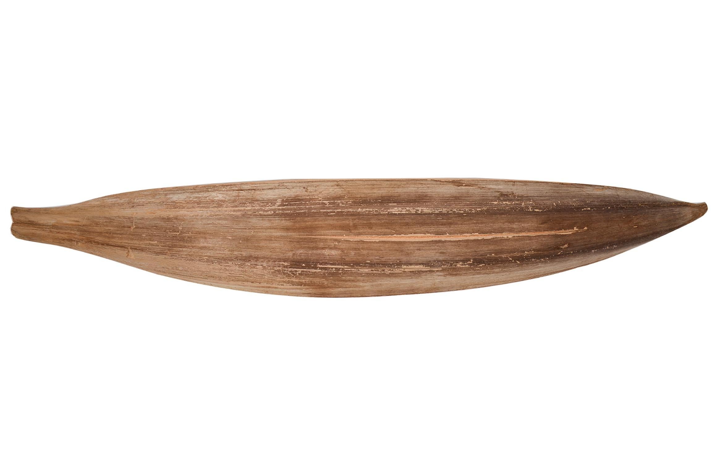 Molto rara questa lunga foglia di palma da cocco, proveniente dall'Indonesia, dove viene utilizzata dagli indigeni come recipiente per mangiare.
È un centrotavola perfetto per le nostre tavole o per la credenza: per la frutta o altro.
O/7062 -