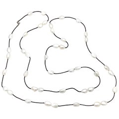 Collier de perles de culture extra longues sur cuir