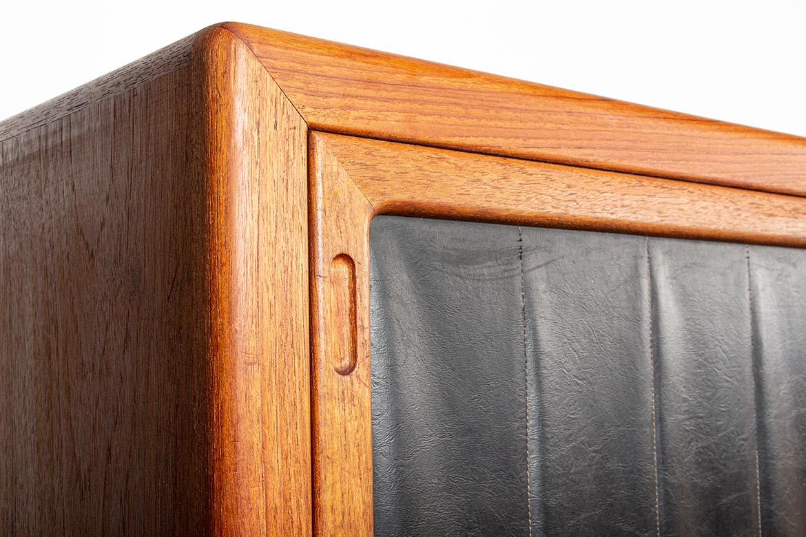 Credenza danese extra lunga, teak, quercia, similpelle, 280 cm, Arne Hovmand-Olsen. in vendita 3