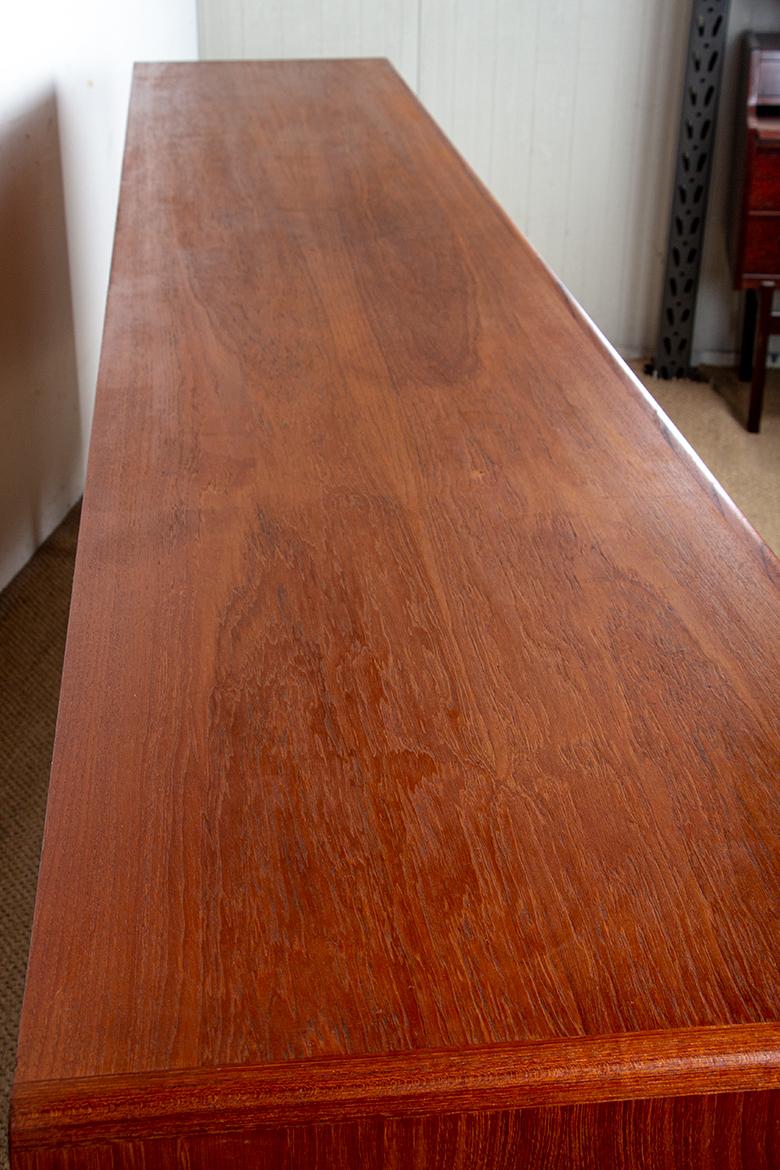Credenza danese extra lunga, teak, quercia, similpelle, 280 cm, Arne Hovmand-Olsen. in vendita 13