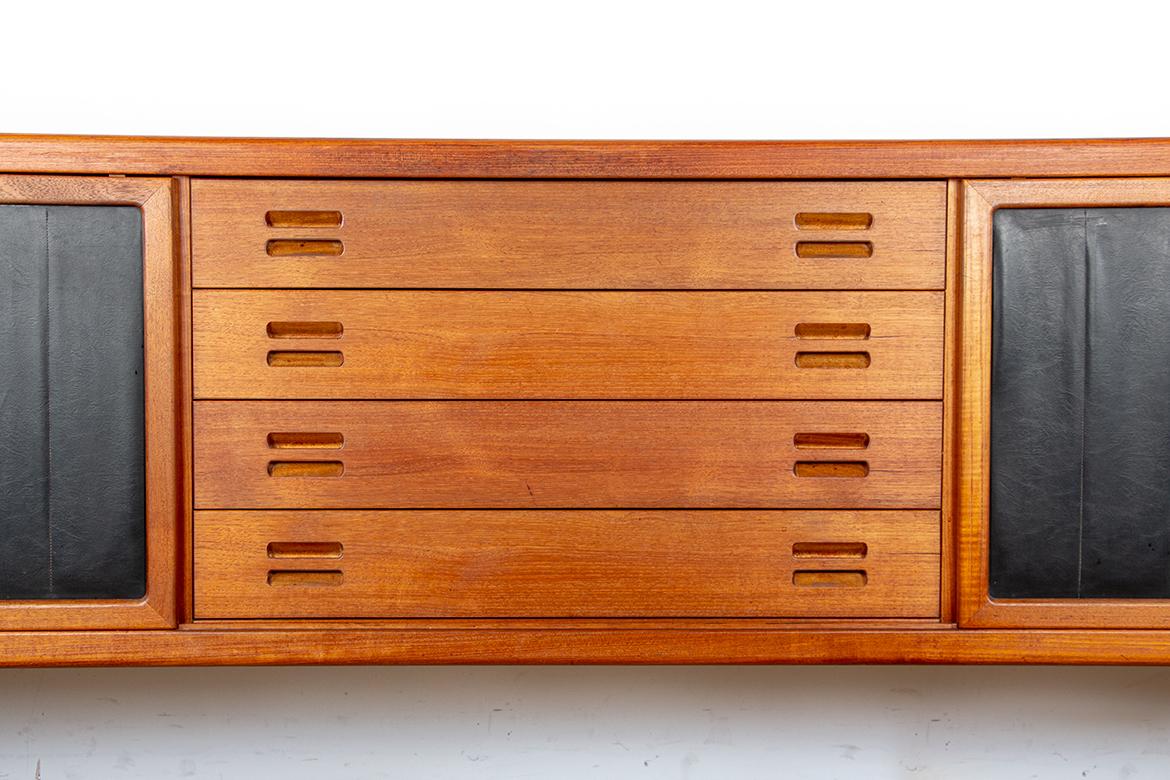 Scandinavo moderno Credenza danese extra lunga, teak, quercia, similpelle, 280 cm, Arne Hovmand-Olsen. in vendita