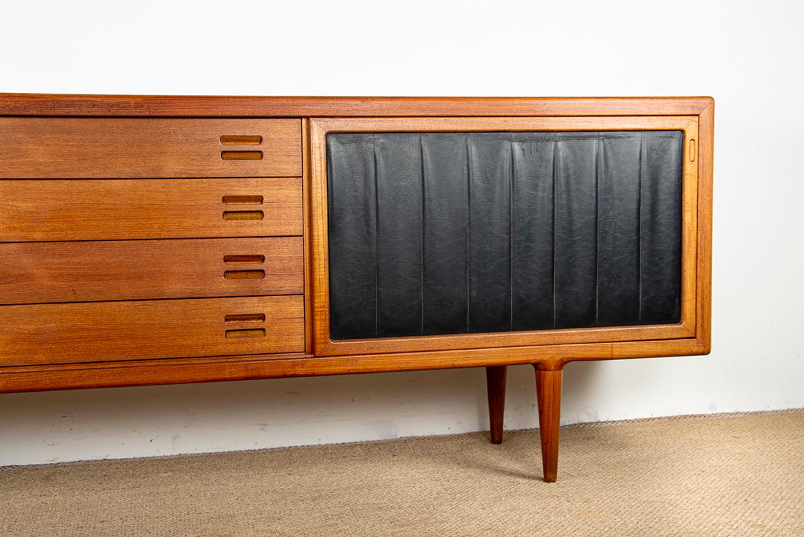 Danese Credenza danese extra lunga, teak, quercia, similpelle, 280 cm, Arne Hovmand-Olsen. in vendita