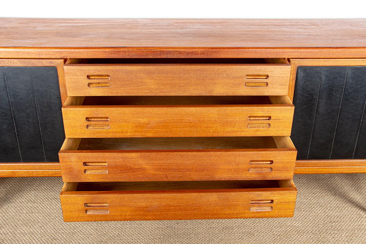 Metà XX secolo Credenza danese extra lunga, teak, quercia, similpelle, 280 cm, Arne Hovmand-Olsen. in vendita