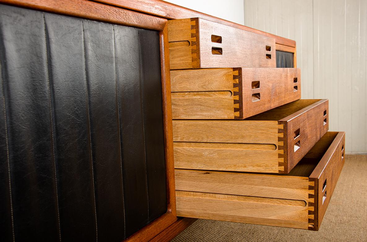 Credenza danese extra lunga, teak, quercia, similpelle, 280 cm, Arne Hovmand-Olsen. in vendita 1