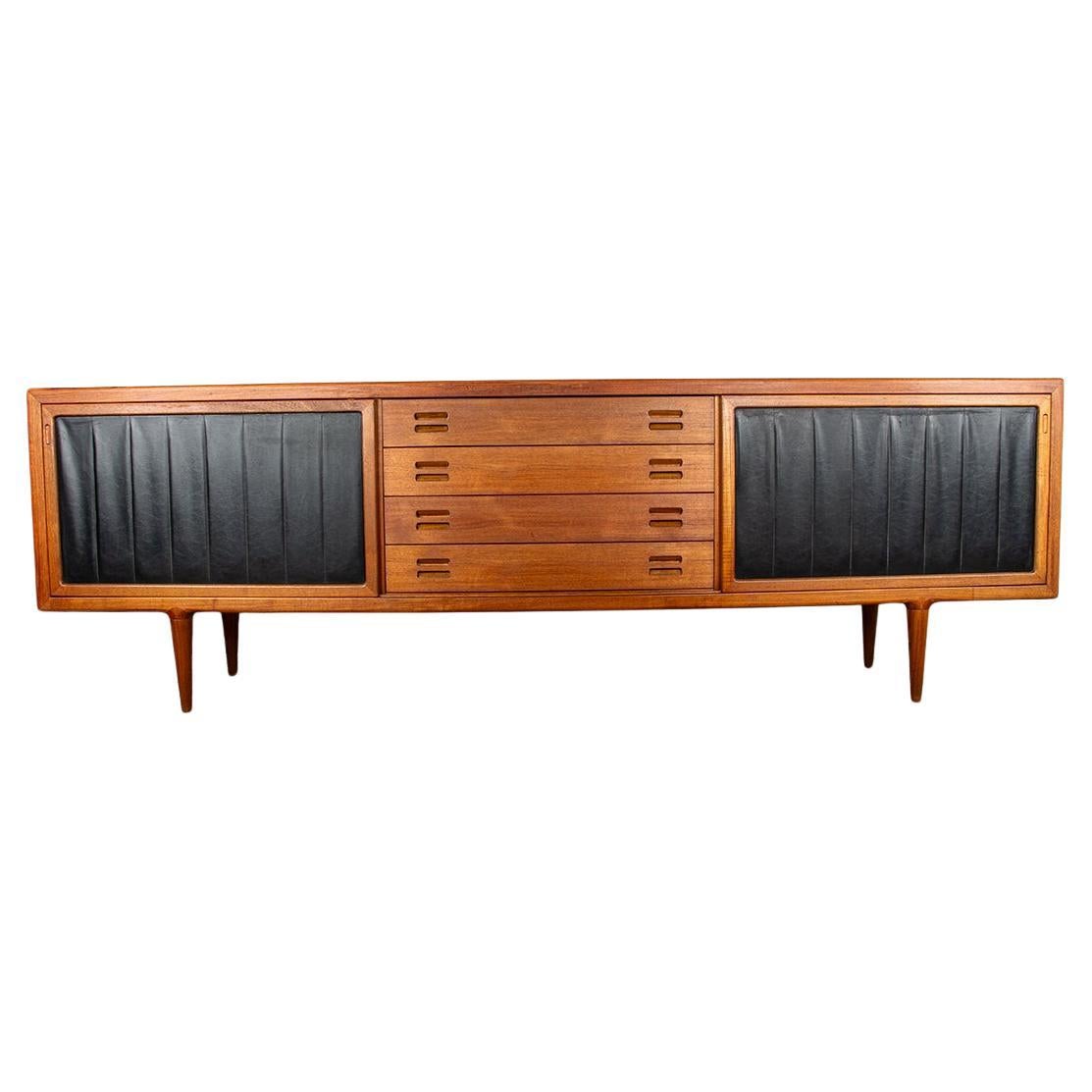 Credenza danese extra lunga, teak, quercia, similpelle, 280 cm, Arne Hovmand-Olsen. in vendita
