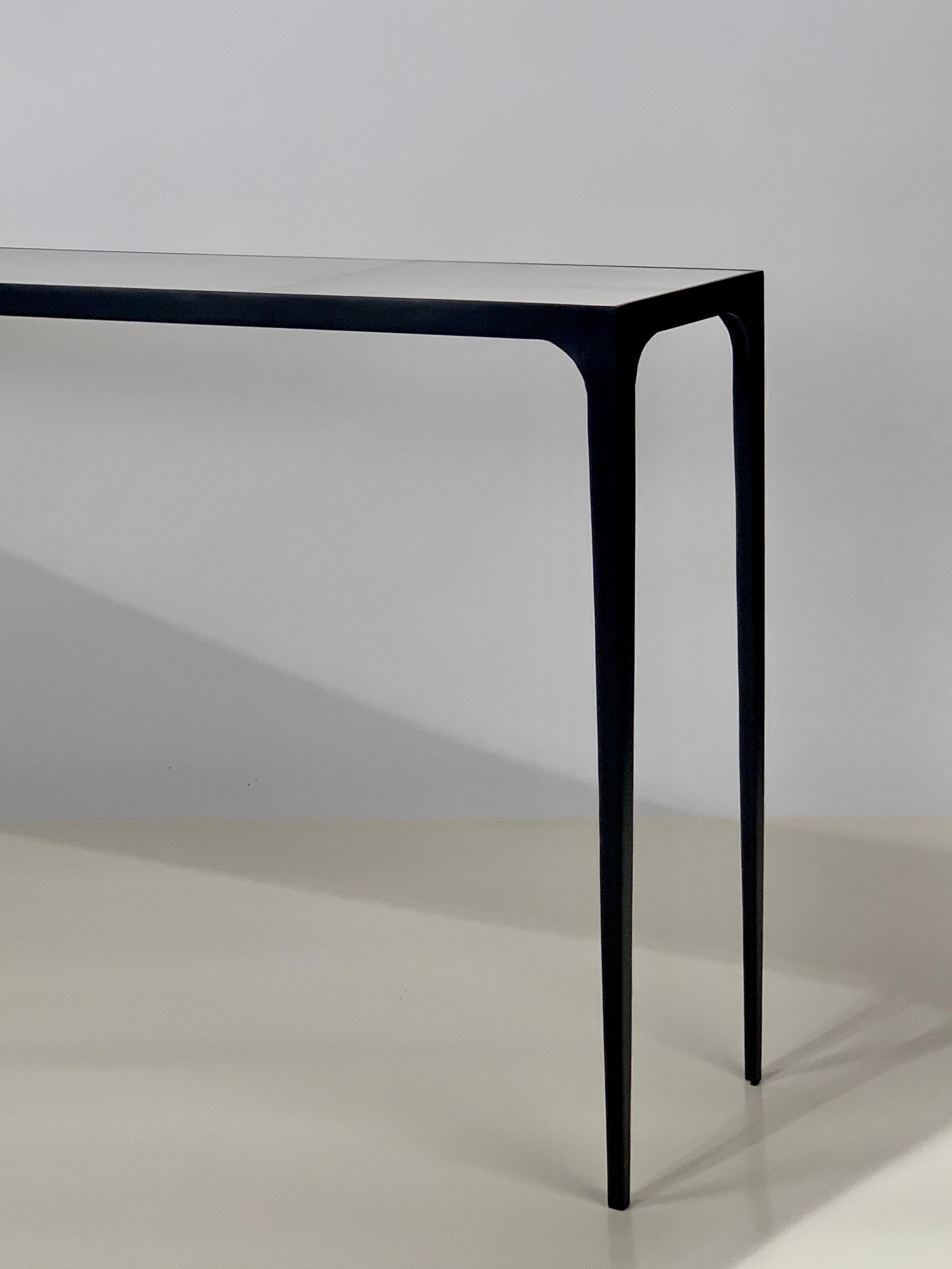 Francese Consolle extra lunga 'Esquisse' in ferro annerito e pelle di capra di Design Frères in vendita