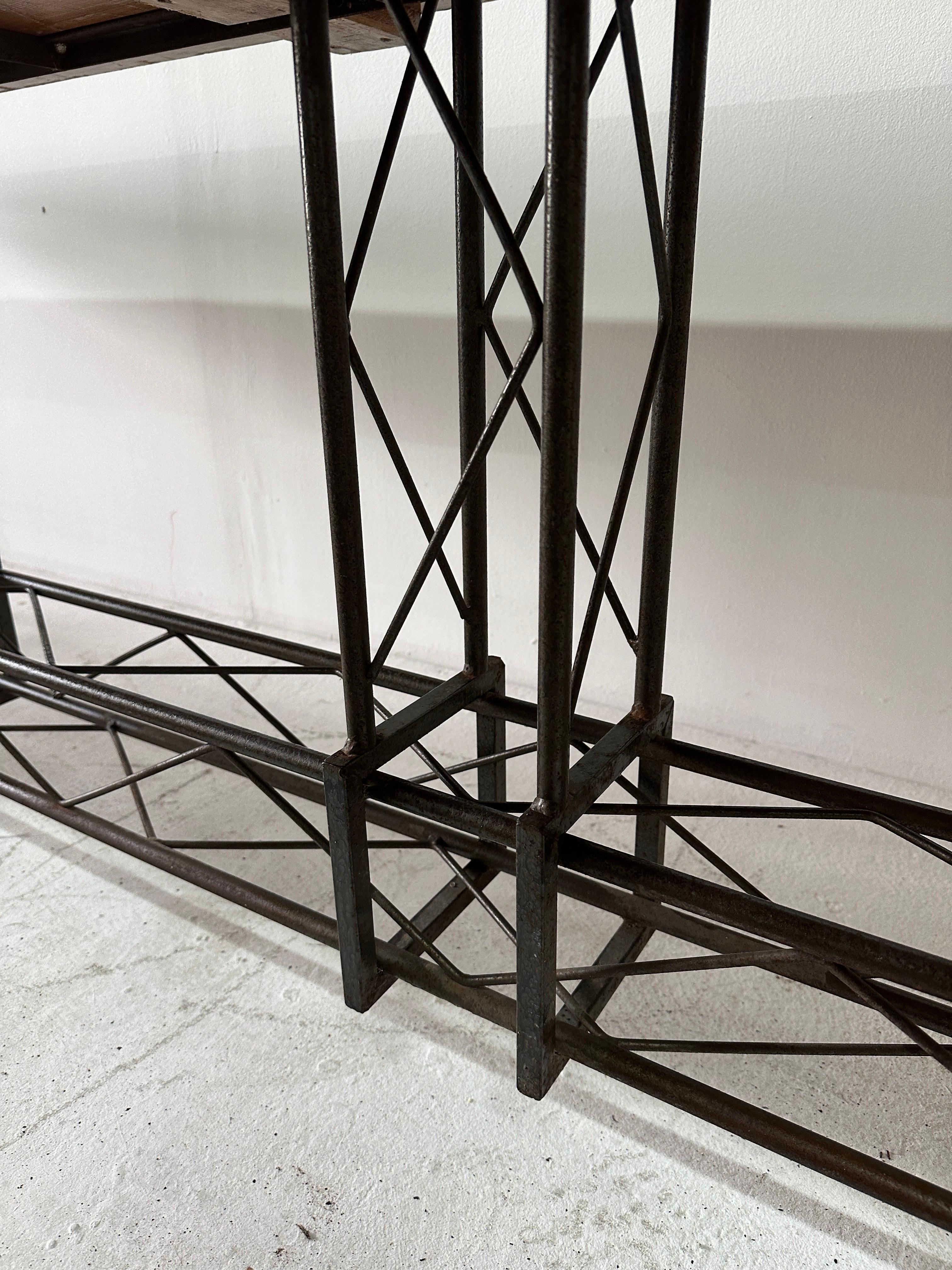 Extralanger französischer architektonischer Tisch mit Eisenfuß und lackierter Holzplatte im Angebot 3