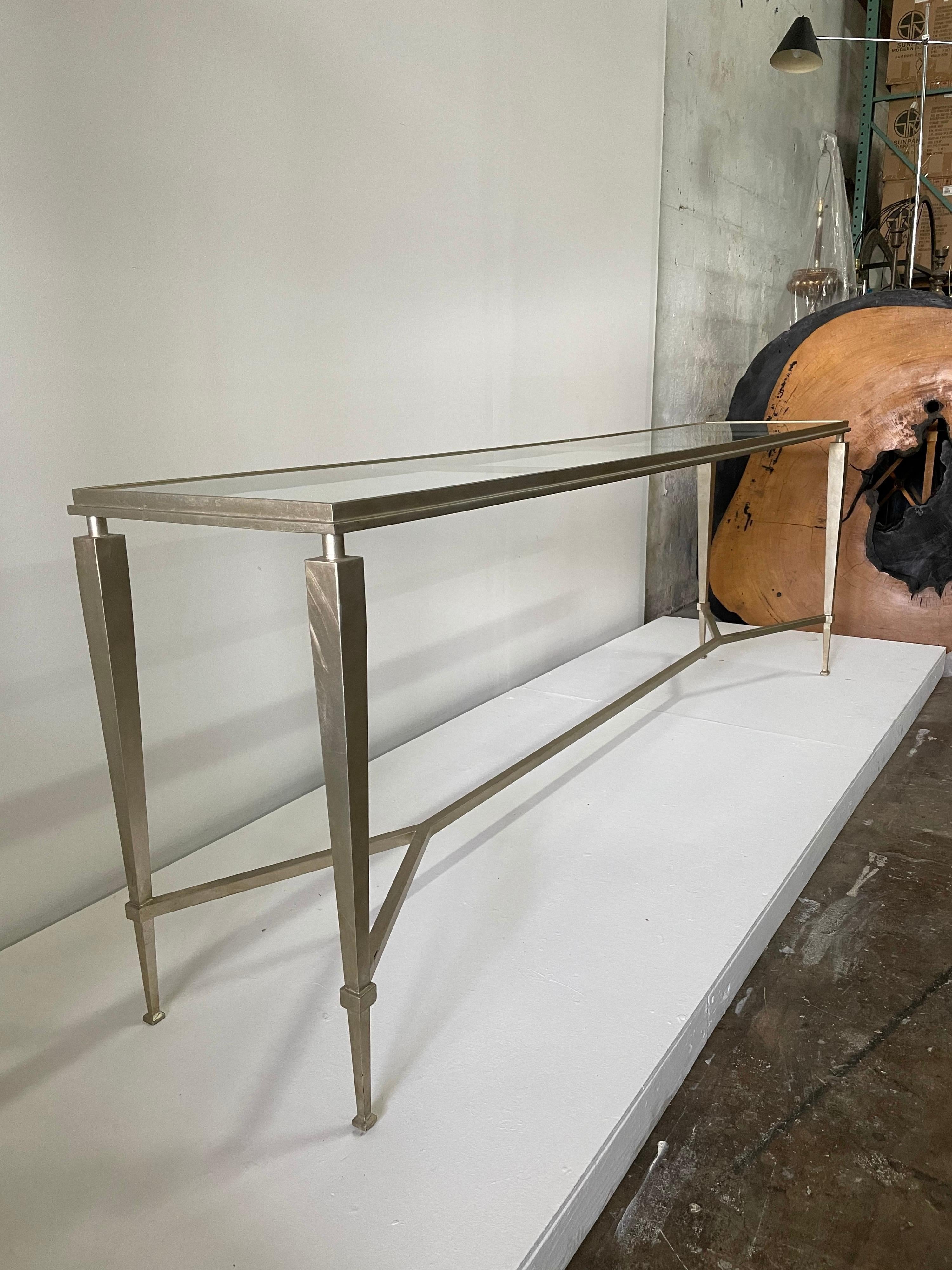 Milieu du XXe siècle Table console française très longue en acier doré en vente