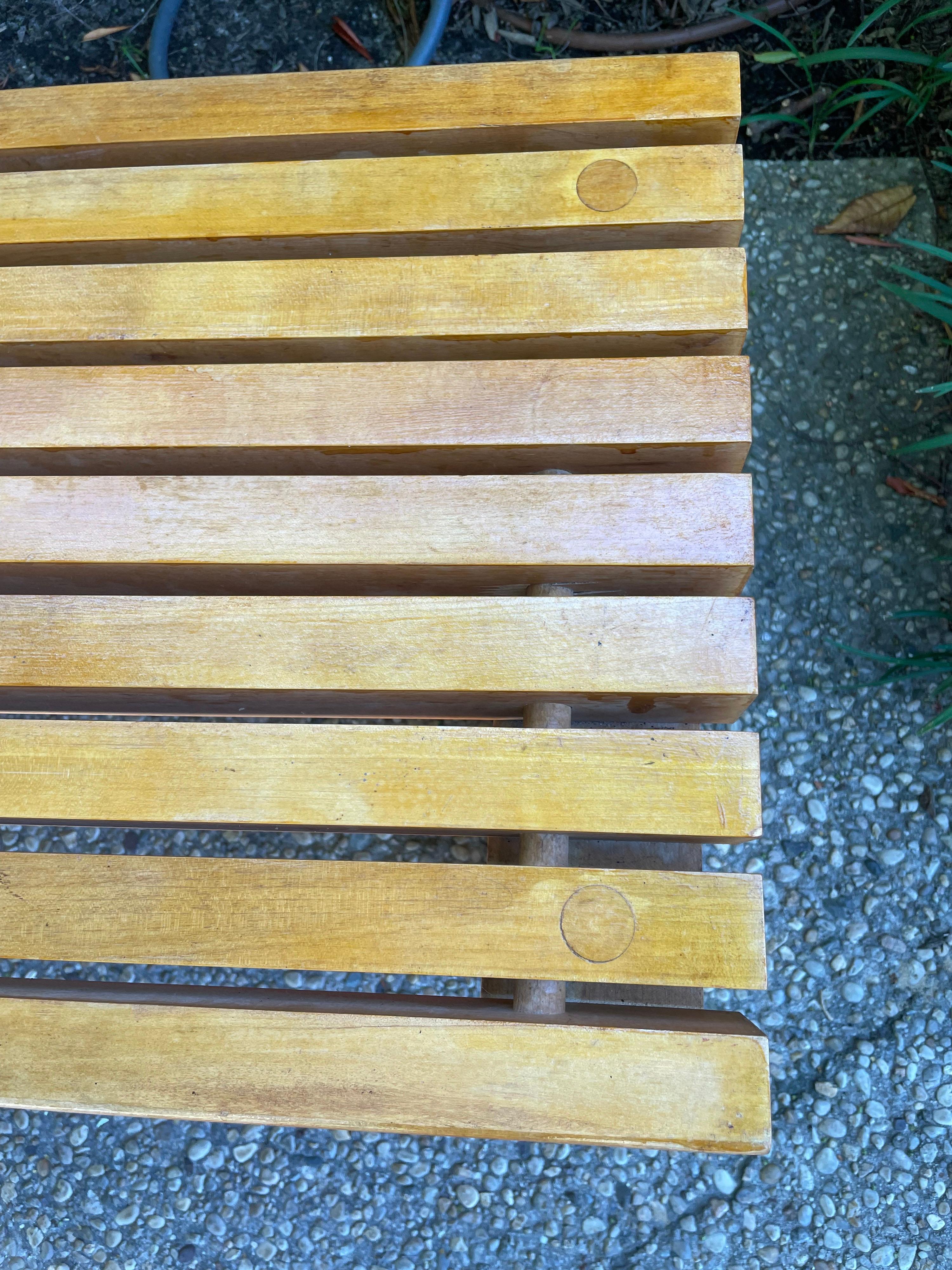 Banc à lattes extra long et lourd en bois d'érable vintage Bon état - En vente à North Miami, FL