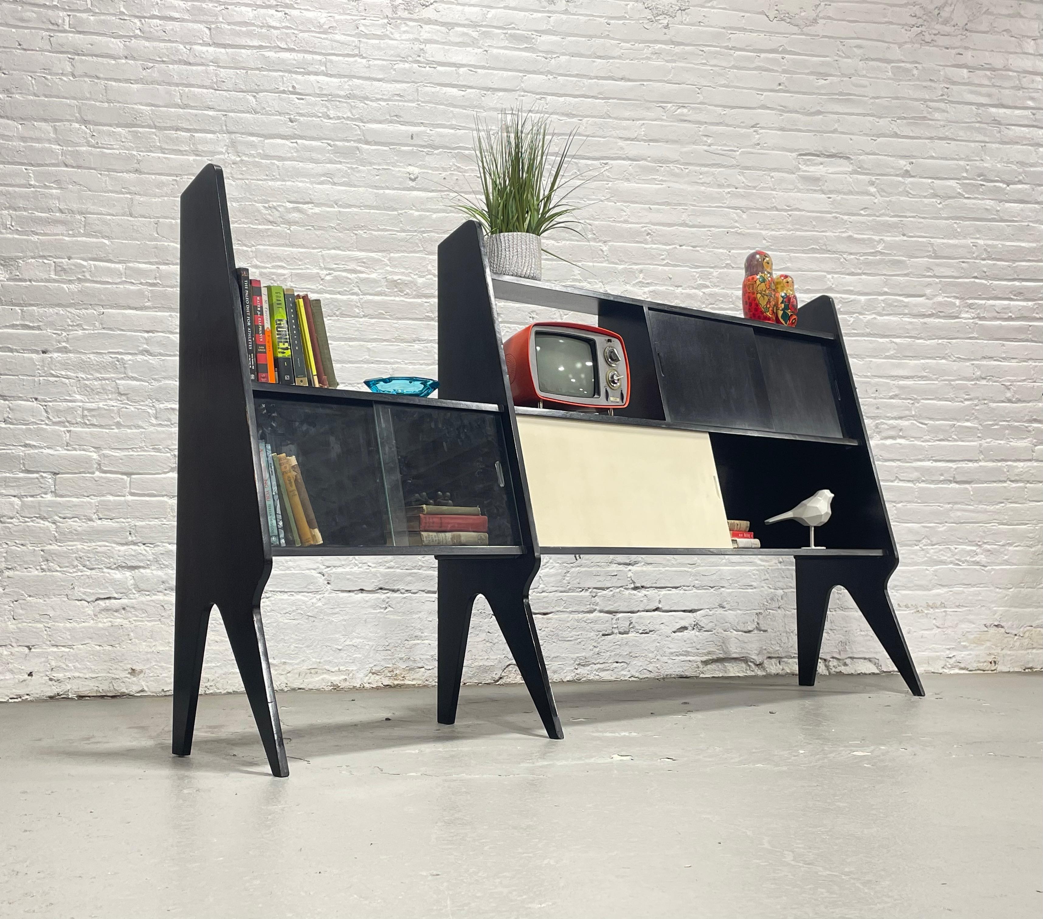 Vintage Italian Mid Century Modern wall unit in glossy black lacquer, influenced by the elegant designs of Gio Ponti. Its extra-long profile makes it perfect for filling an entire wall while adding striking vintage style to your space.

Crafted with