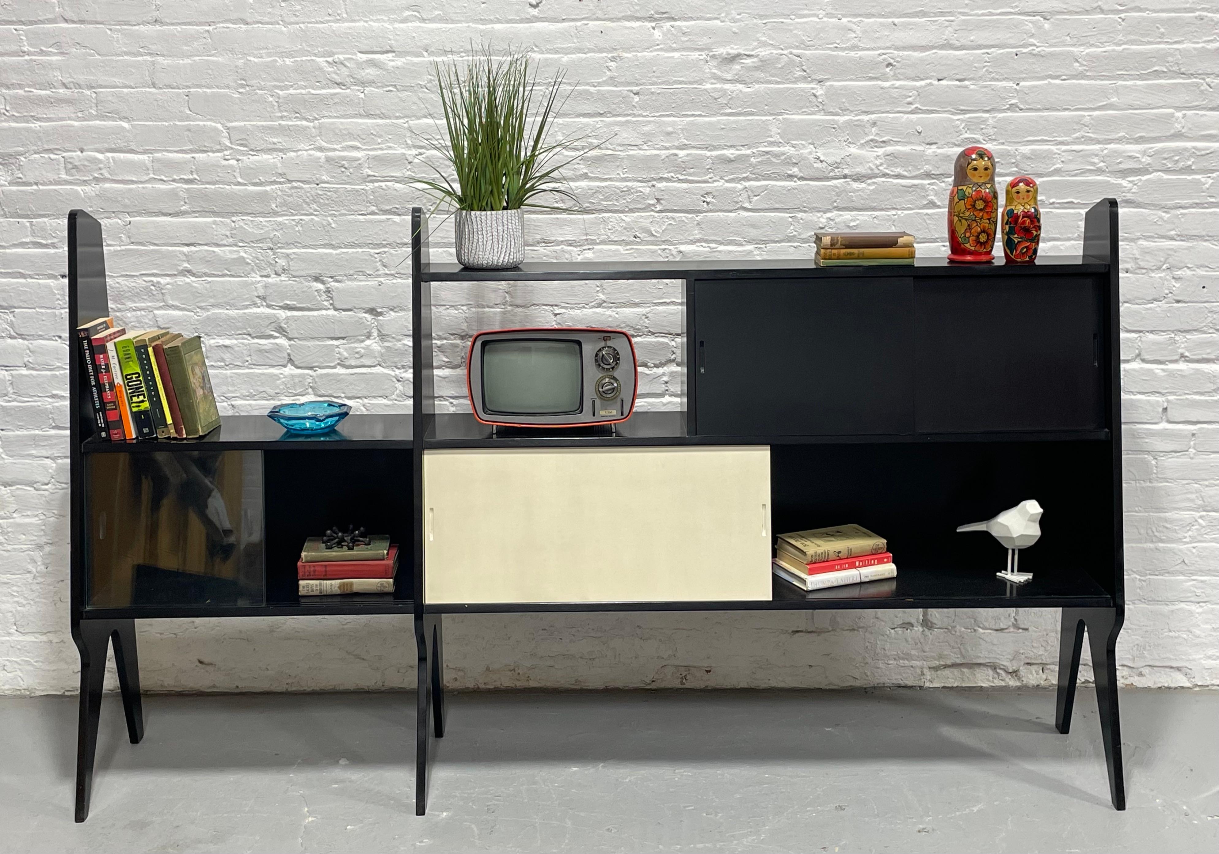 Extra Long Italian Mid-Century Modern Wall Unit + Bar, c. 1960s, Gil Ponti style In Good Condition For Sale In Weehawken, NJ