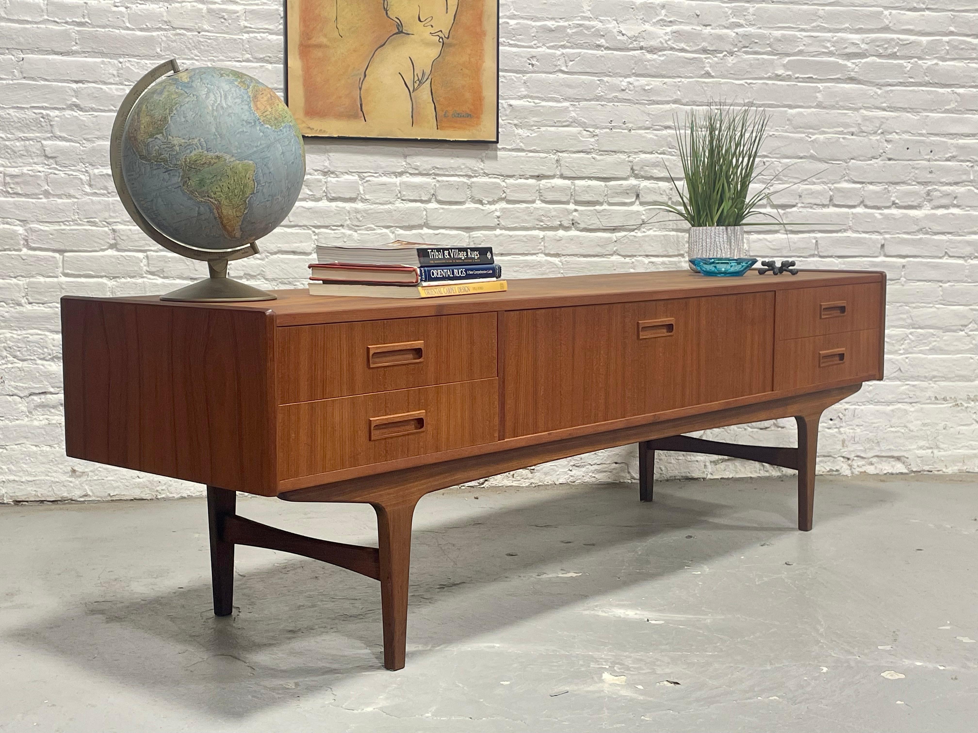 Extra Long Mid-Century Modern Credenza / Media Stand by P. Westergaard’s Mobelfa In Good Condition For Sale In Weehawken, NJ