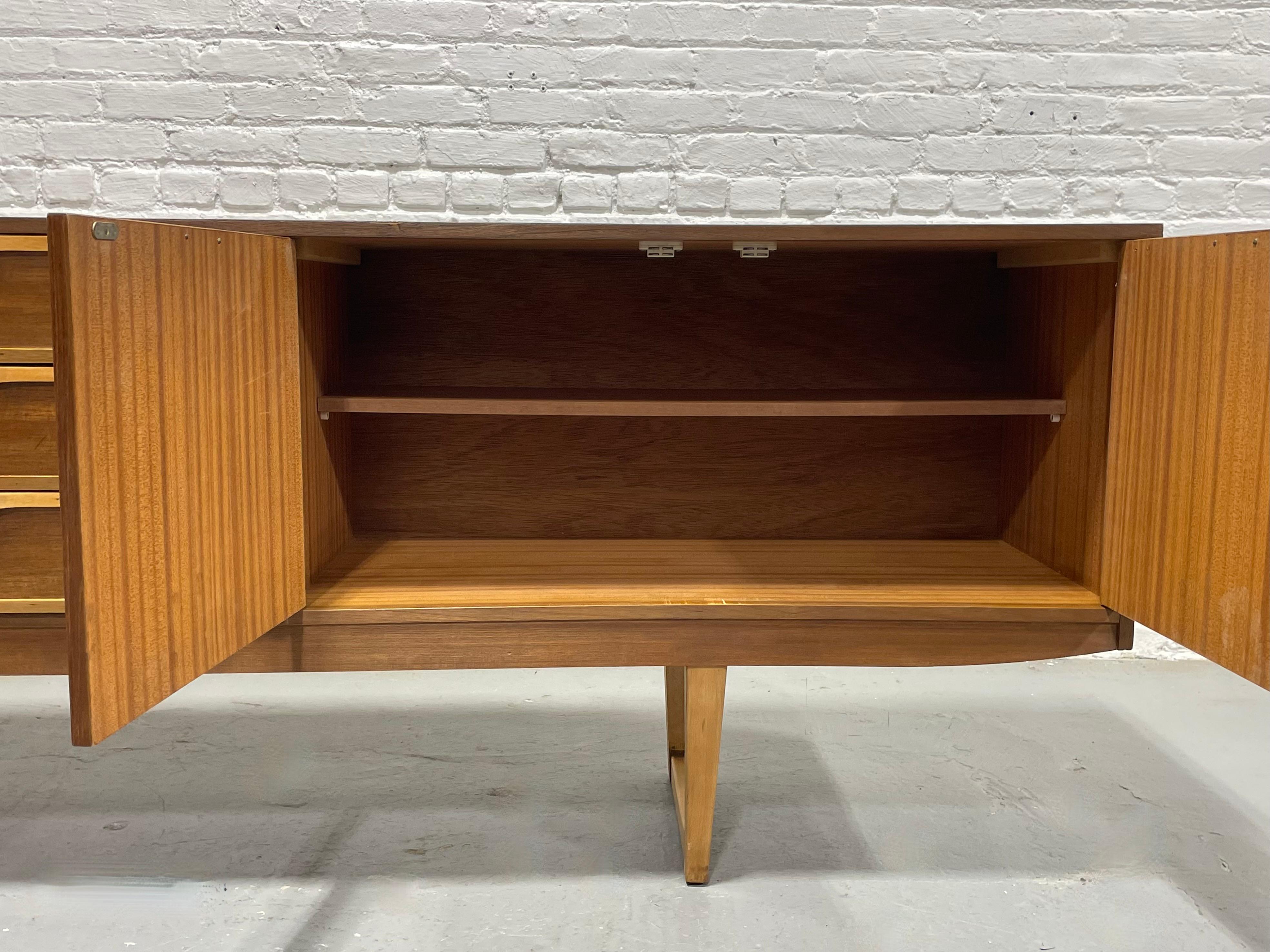 CREDENZA DE PIE CUADRADO DANESA MODERNA DE MEDIANO DE SIGLO, c. 1960'S en venta 4