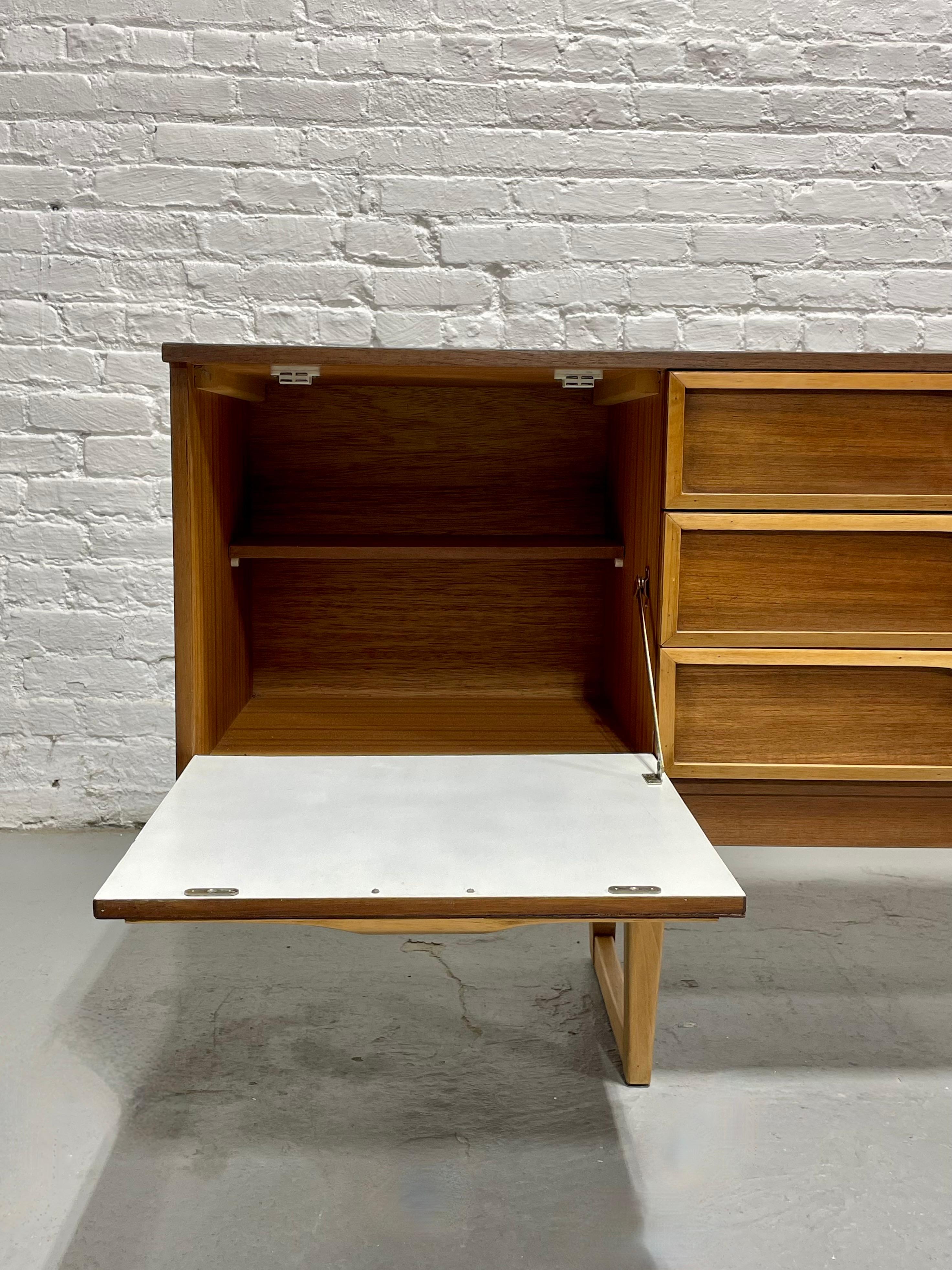 CREDENZA DE PIE CUADRADO DANESA MODERNA DE MEDIANO DE SIGLO, c. 1960'S en venta 5