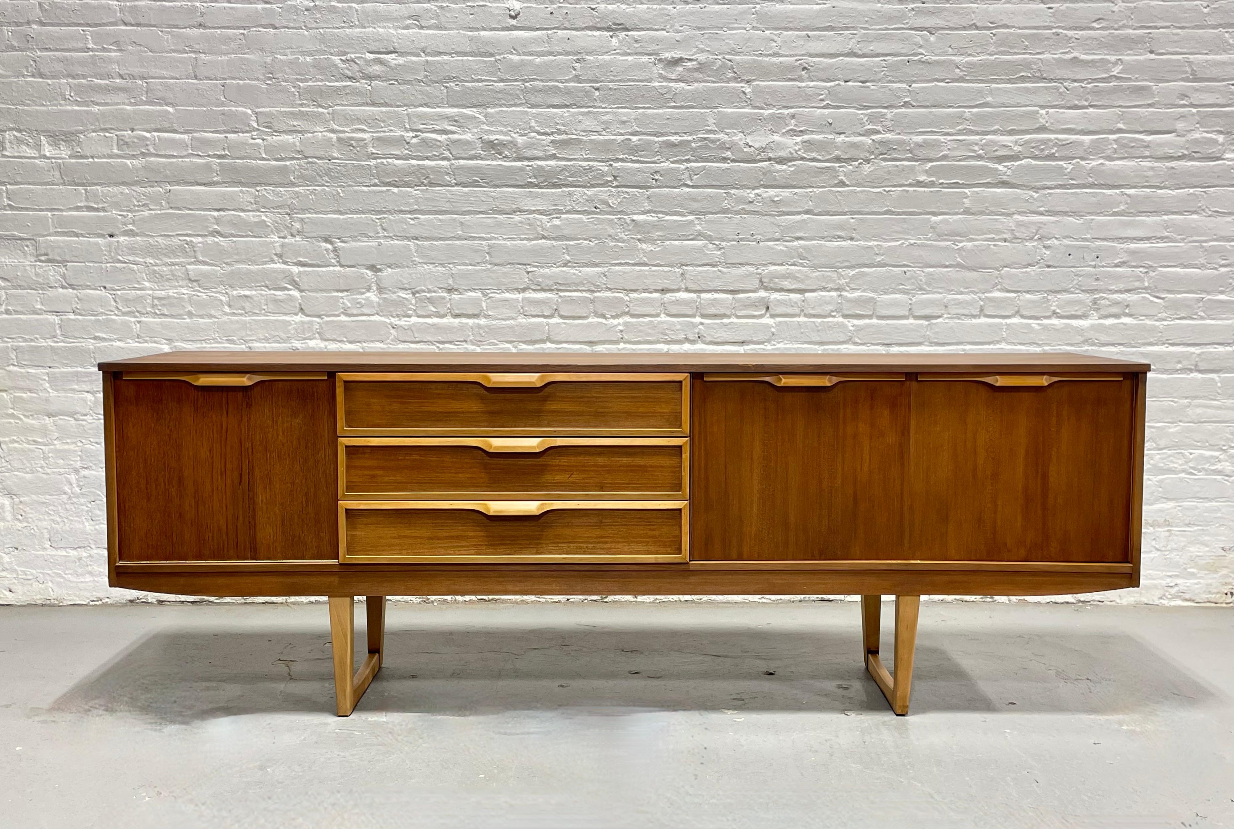 CREDENZA DE PIE CUADRADO DANESA MODERNA DE MEDIANO DE SIGLO, c. 1960'S Escandinavo moderno en venta