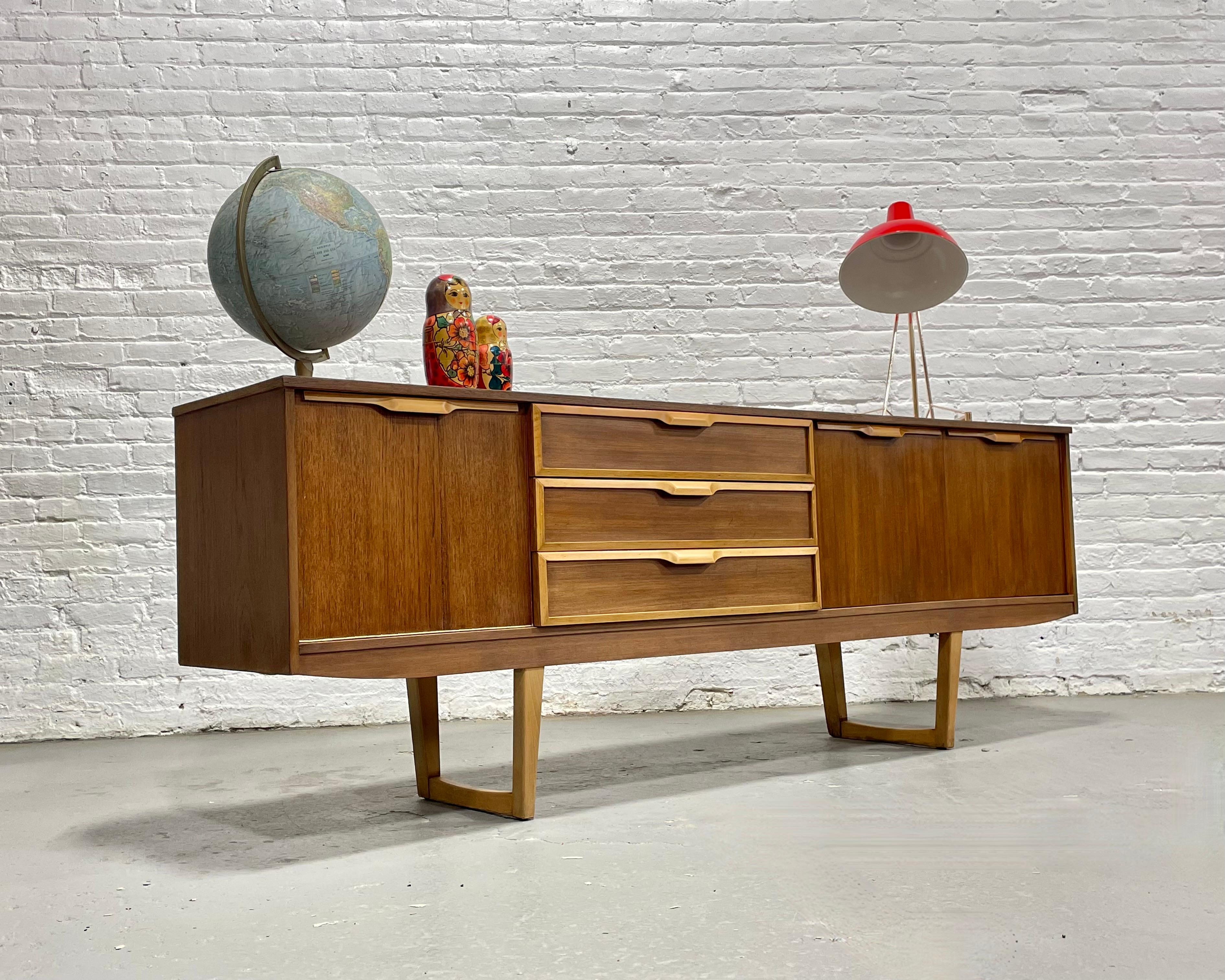 CREDENZA DE PIE CUADRADO DANESA MODERNA DE MEDIANO DE SIGLO, c. 1960'S en Bueno estado para la venta en Weehawken, NJ