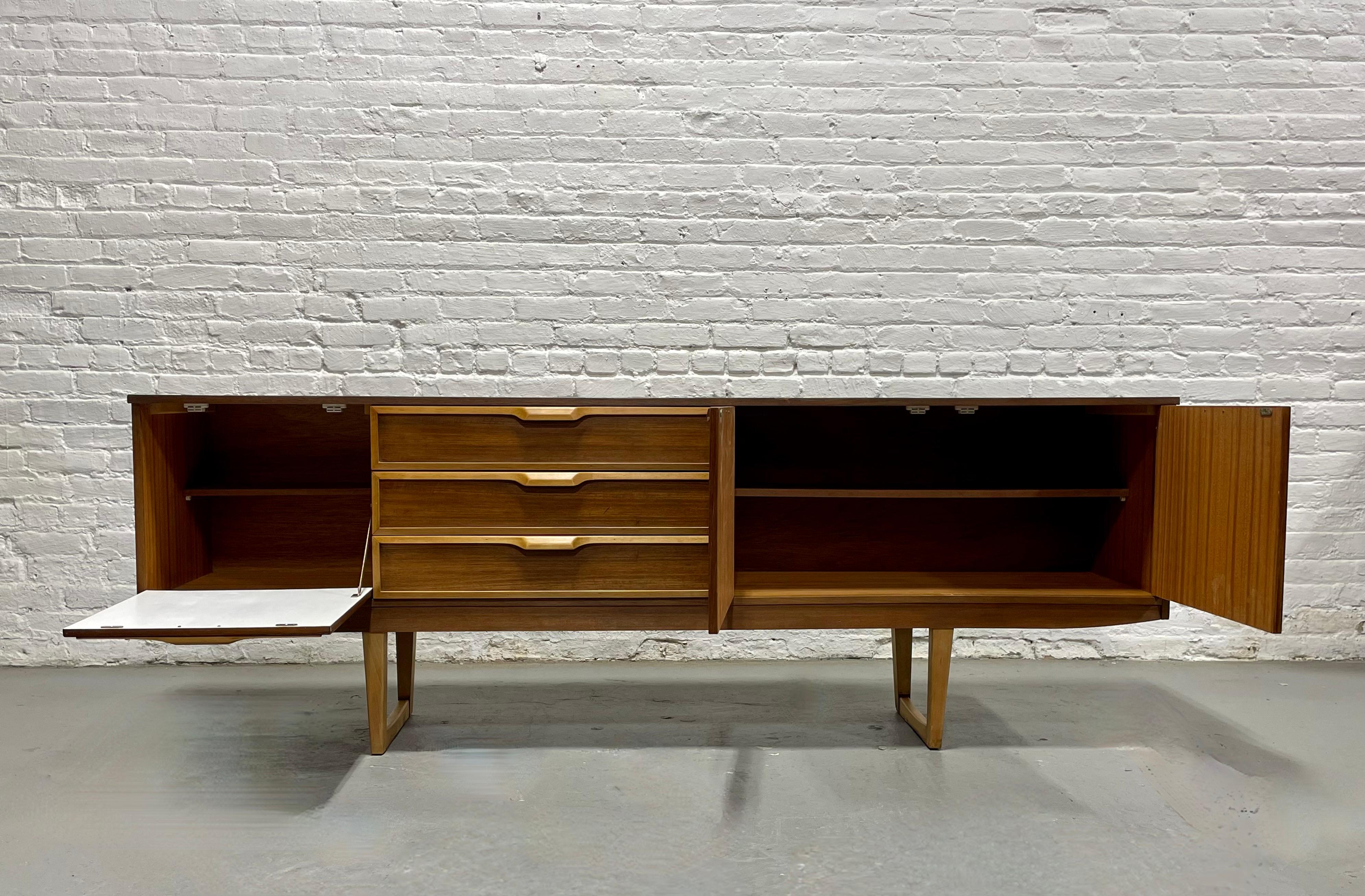 CREDENZA DE PIE CUADRADO DANESA MODERNA DE MEDIANO DE SIGLO, c. 1960'S Nogal en venta
