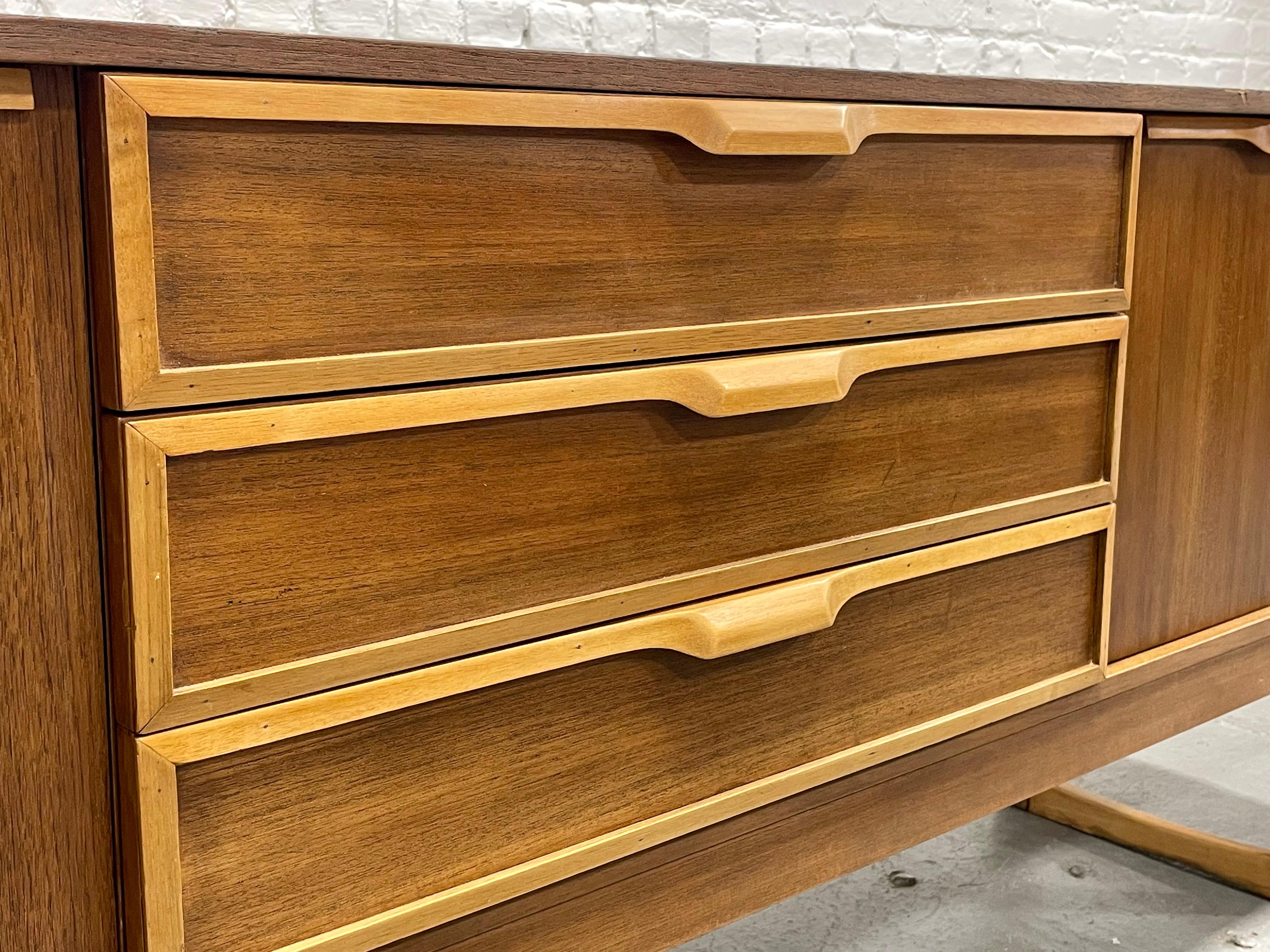 CREDENZA DE PIE CUADRADO DANESA MODERNA DE MEDIANO DE SIGLO, c. 1960'S en venta 3