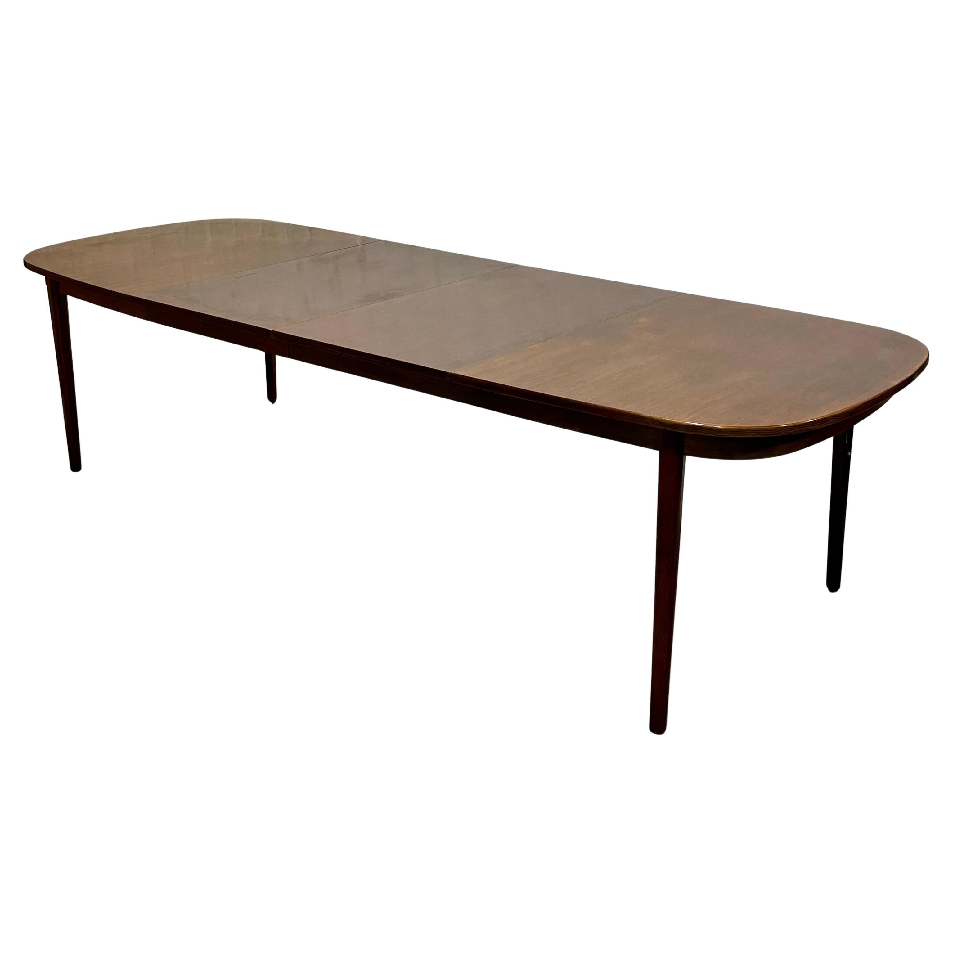 Très longue table de salle à manger en bois de rose moderne du milieu du siècle dernier, c. 1960.