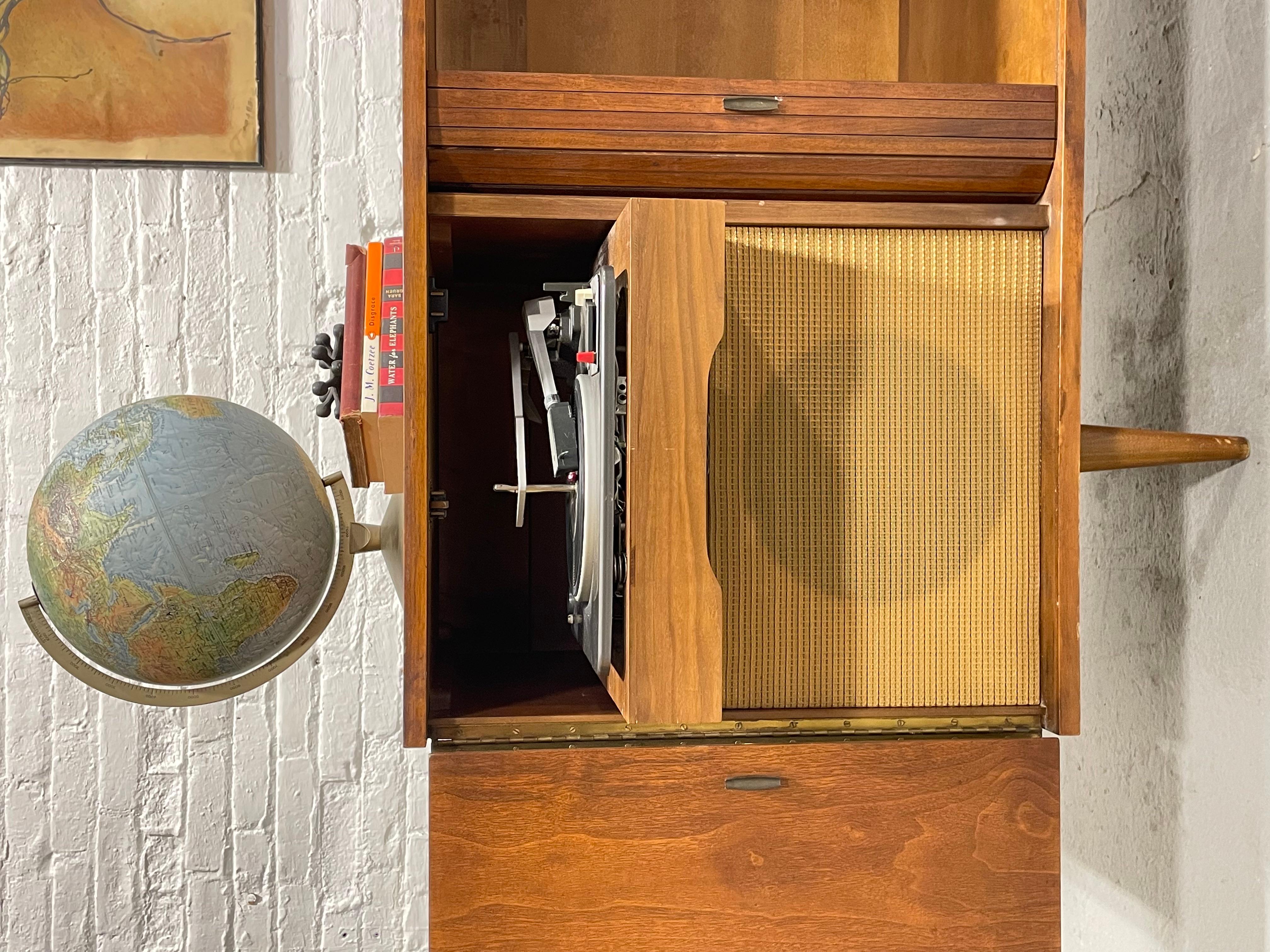 Extra long meuble de rangement/crédence Garrard STEREO mi-siècle moderne à portes tambour en vente 5