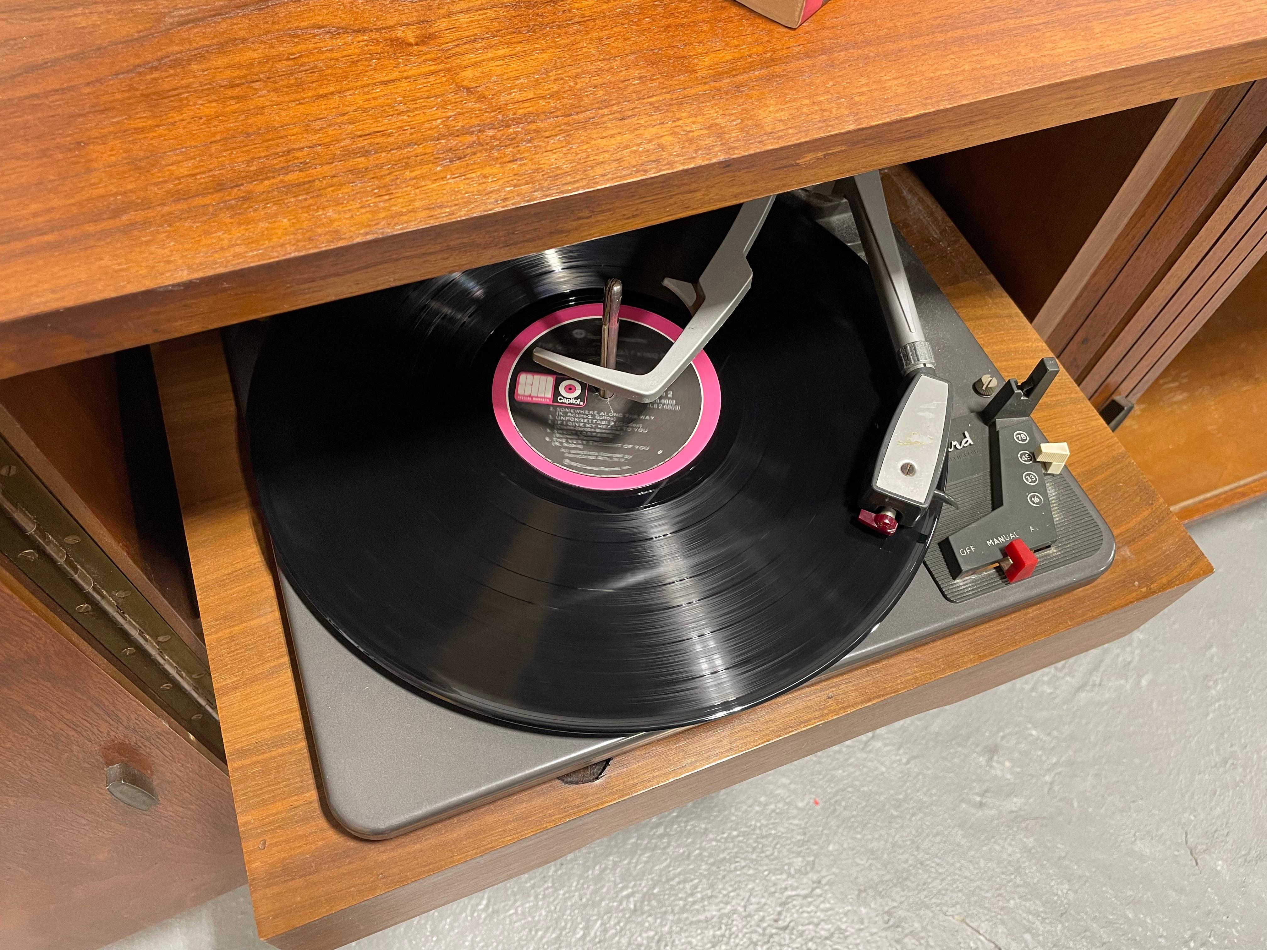 Extra long meuble de rangement/crédence Garrard STEREO mi-siècle moderne à portes tambour en vente 6