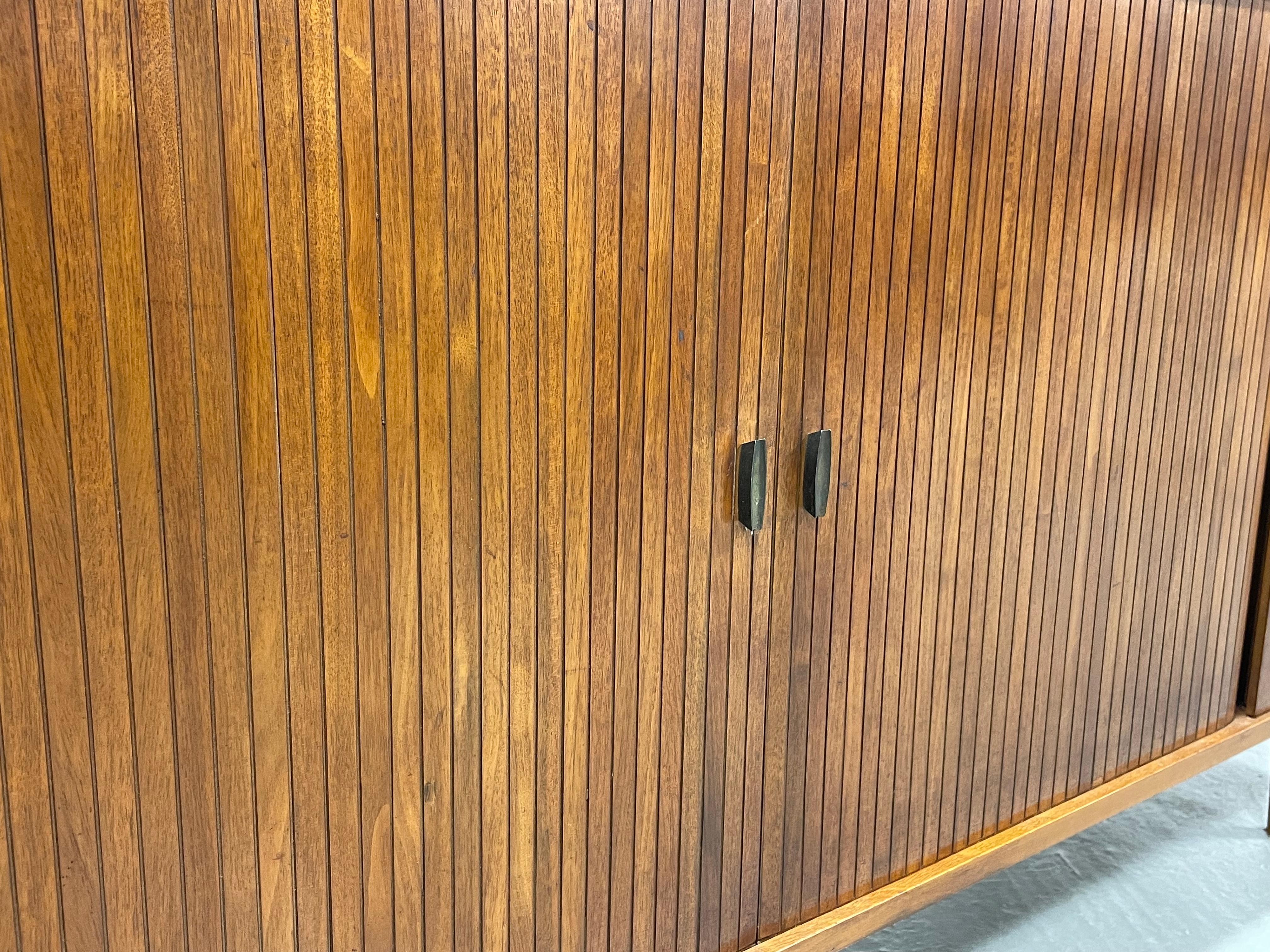 Extra long meuble de rangement/crédence Garrard STEREO mi-siècle moderne à portes tambour en vente 9