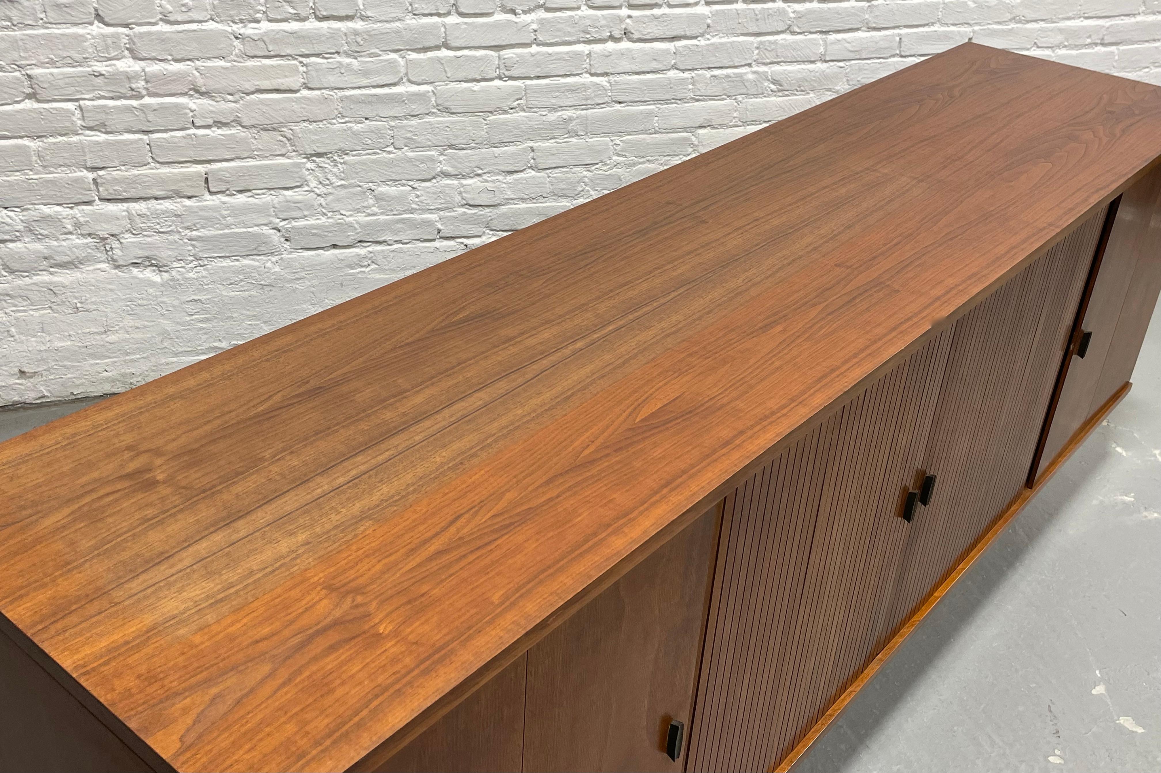 Extra long meuble de rangement/crédence Garrard STEREO mi-siècle moderne à portes tambour en vente 10