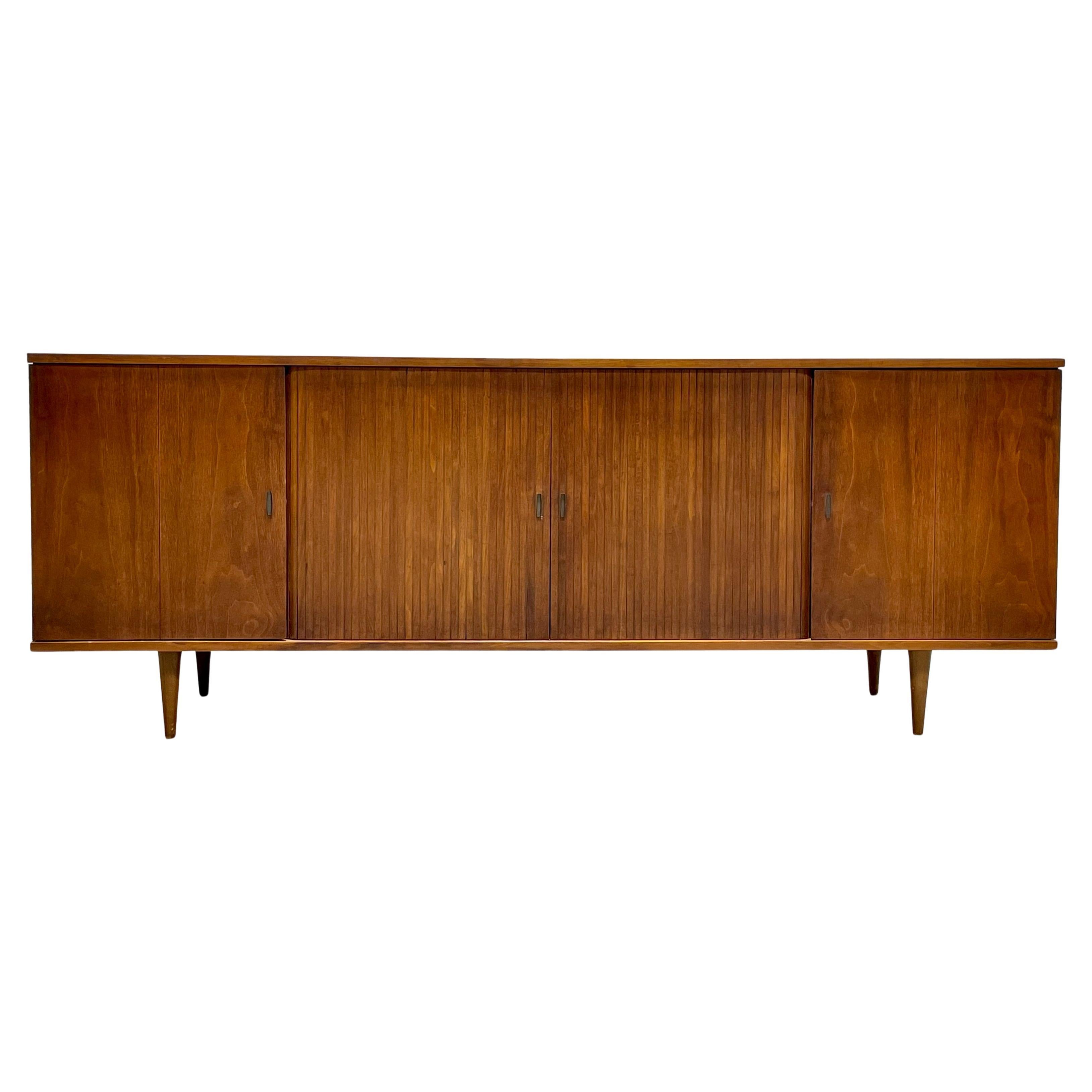 Extra long meuble de rangement/crédence Garrard STEREO mi-siècle moderne à portes tambour Bon état - En vente à Weehawken, NJ