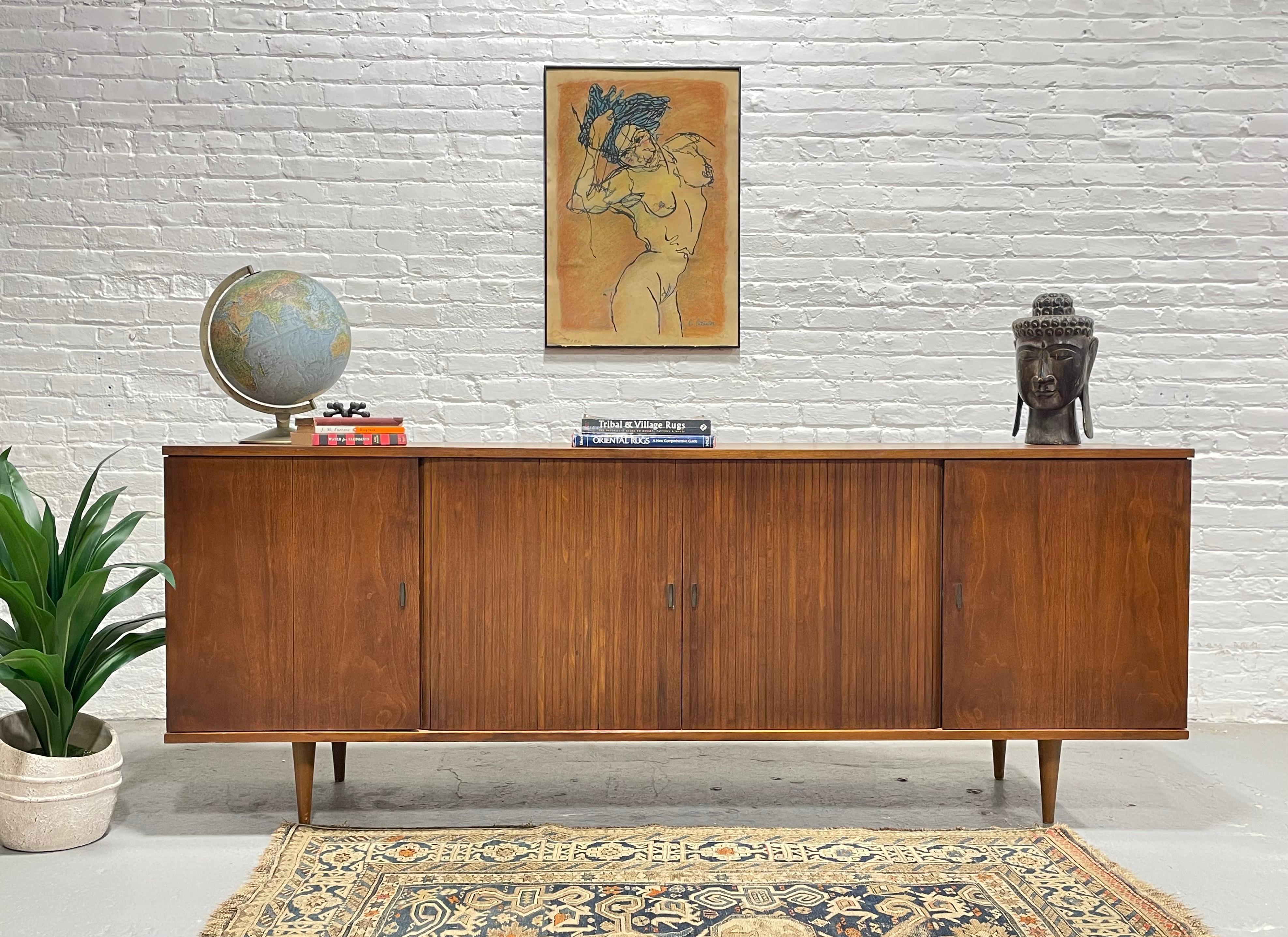 Milieu du XXe siècle Extra long meuble de rangement/crédence Garrard STEREO mi-siècle moderne à portes tambour en vente