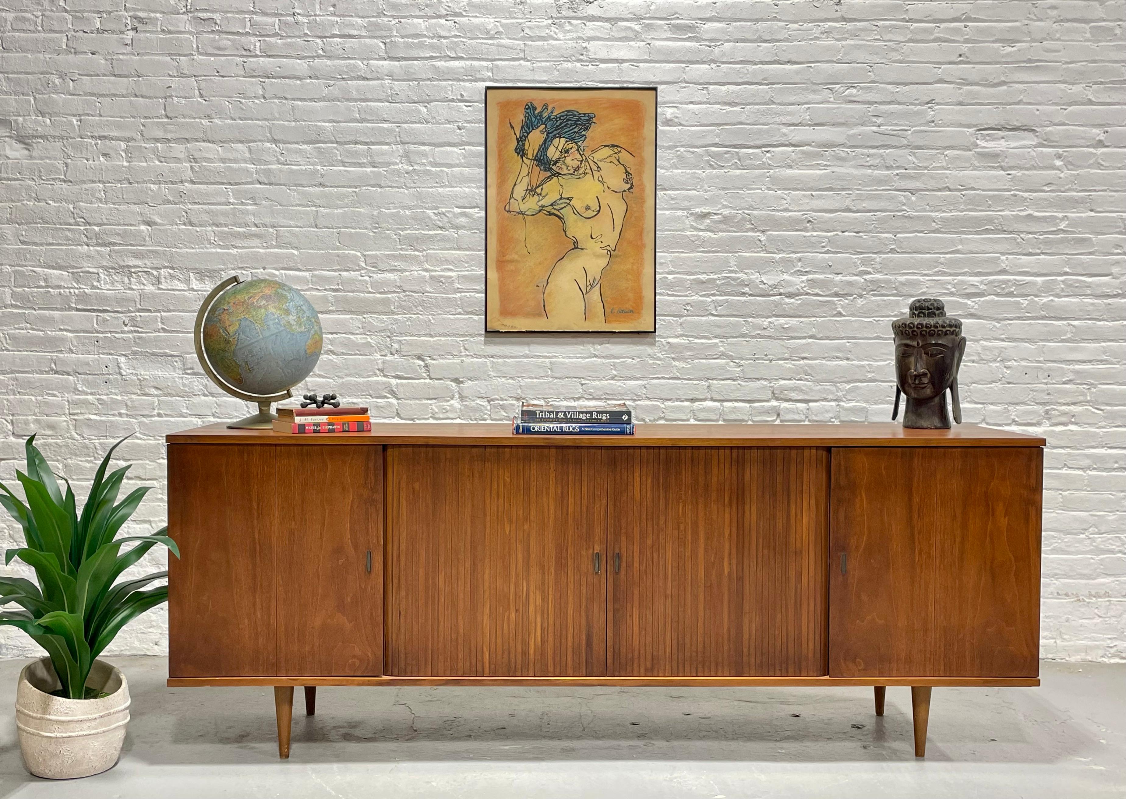 Noyer Extra long meuble de rangement/crédence Garrard STEREO mi-siècle moderne à portes tambour en vente