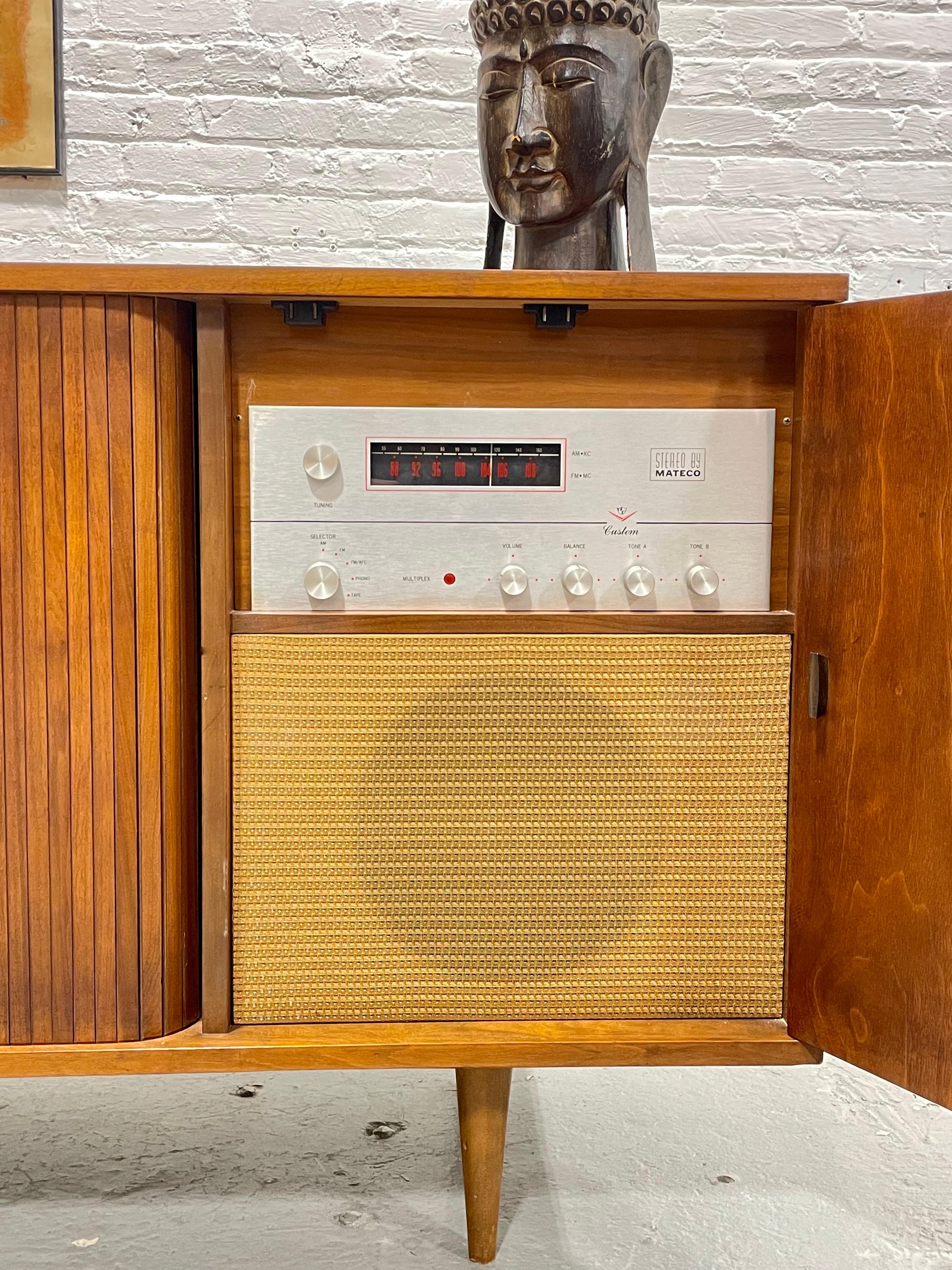 Extra long meuble de rangement/crédence Garrard STEREO mi-siècle moderne à portes tambour en vente 1