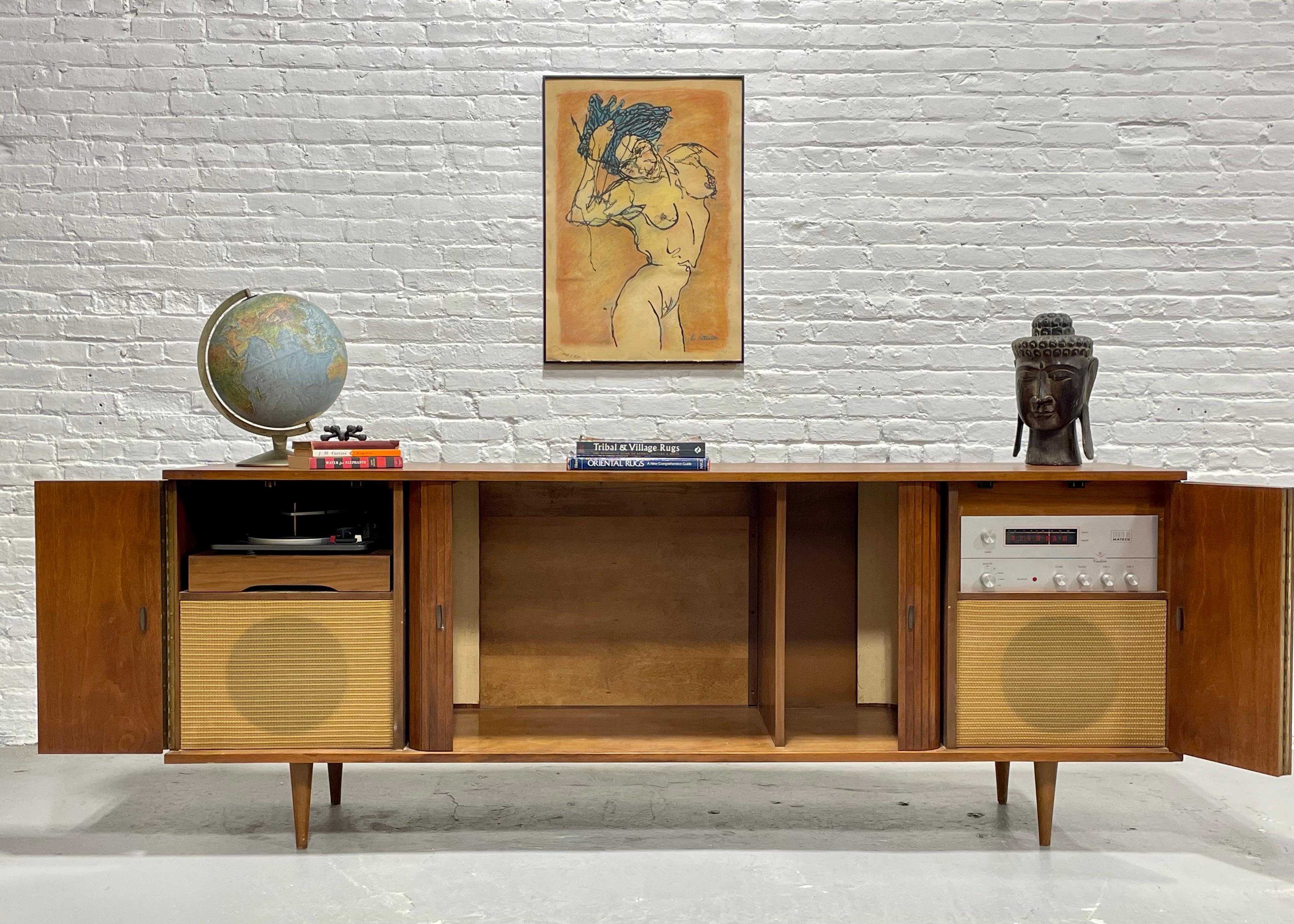 Extra long meuble de rangement/crédence Garrard STEREO mi-siècle moderne à portes tambour en vente 2