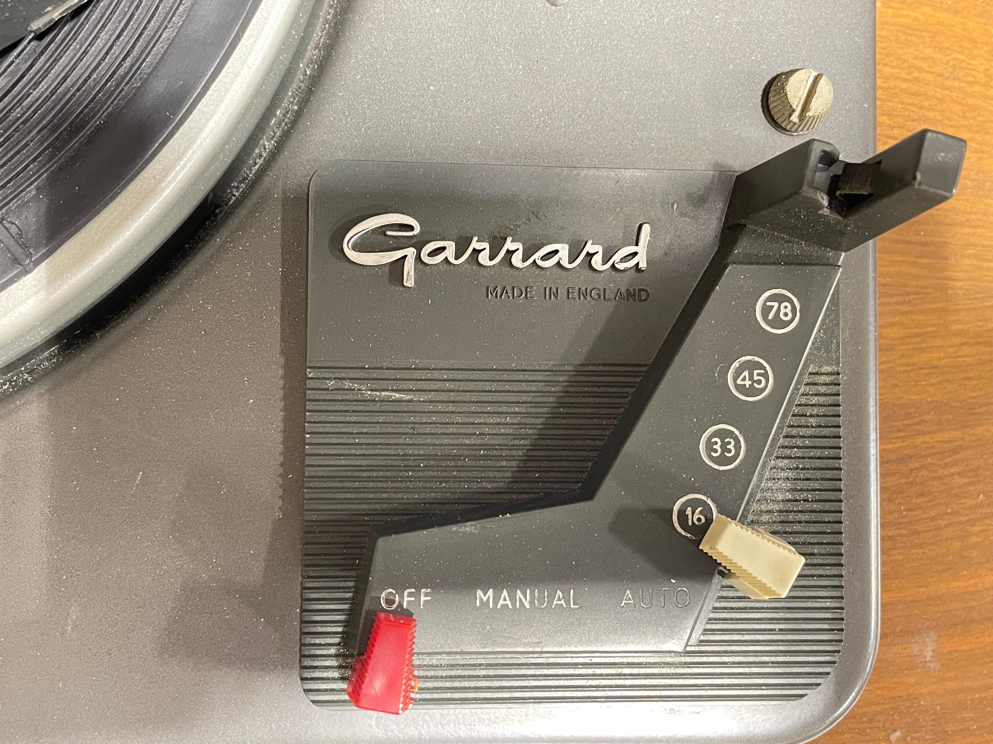 Extra long meuble de rangement/crédence Garrard STEREO mi-siècle moderne à portes tambour en vente 3