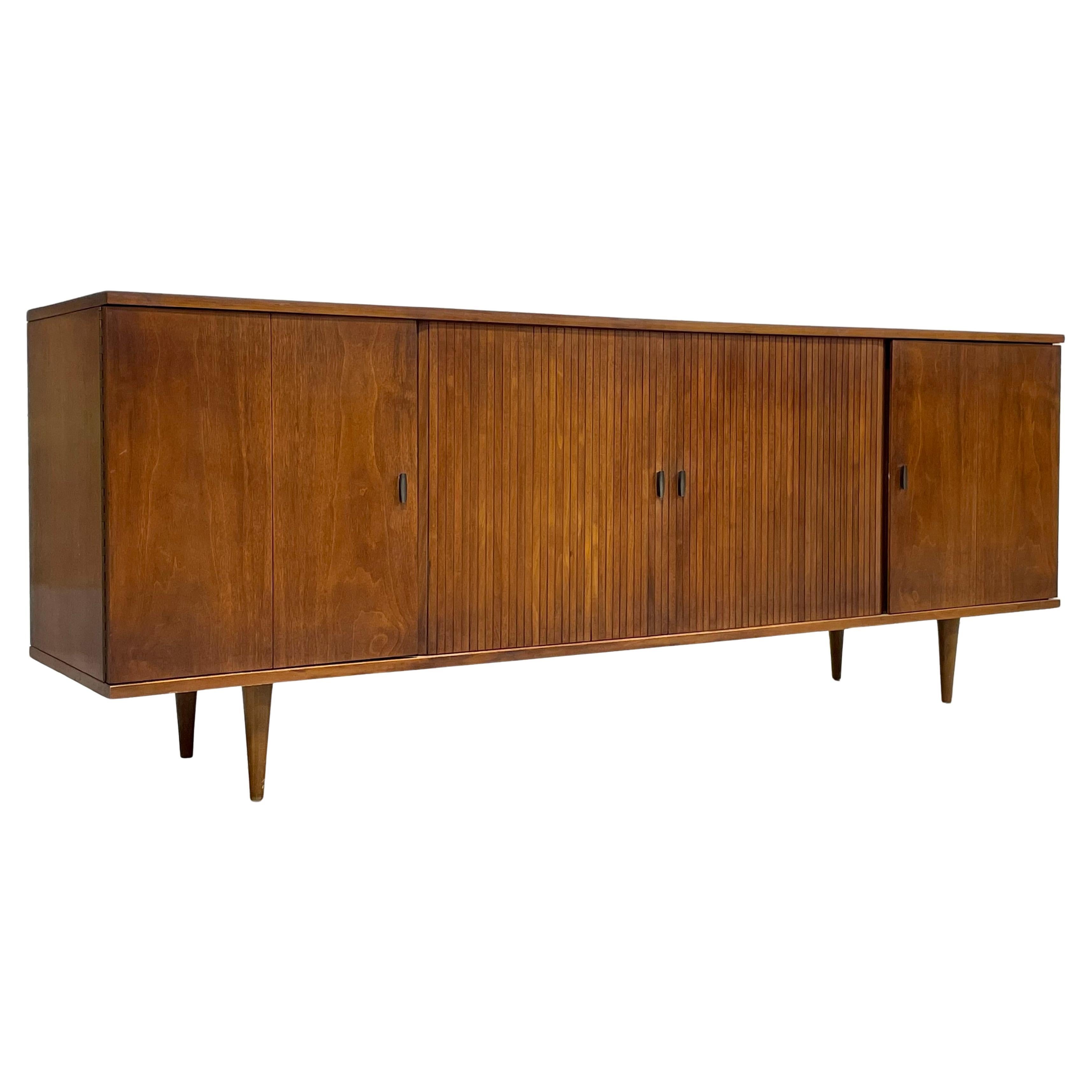 Extra Long et superbement incroyable Stereo Cabinet / Credenza Mid Century Modern, c. 1960's. Ce buffet en noyer fait sur mesure est vraiment unique en son genre et remplira votre mur comme aucun autre. La crédence est flanquée de deux enceintes,