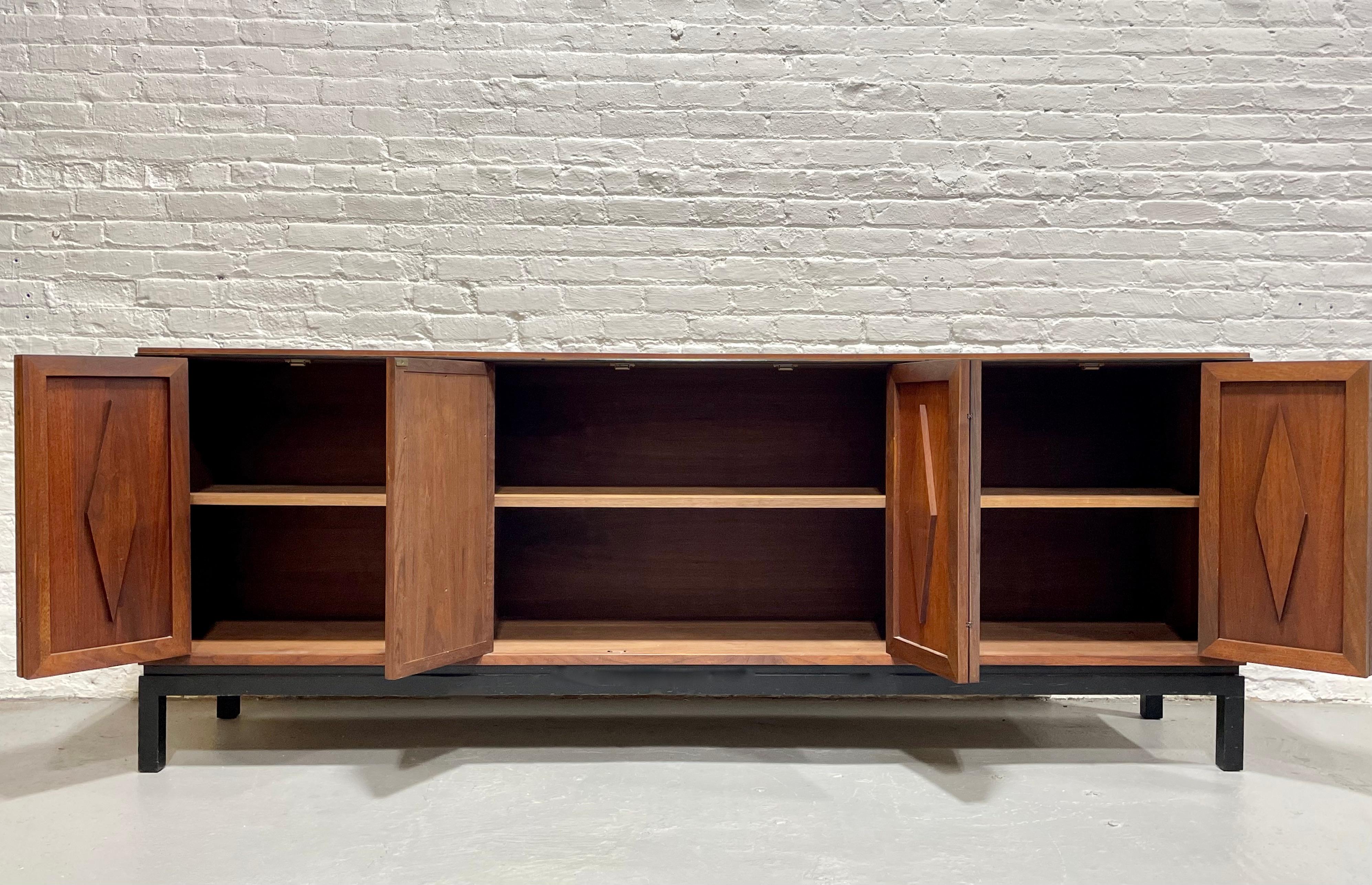 Extra LONG Mid Century MODERN Walnut CREDENZA / Media Stand, c. 1960s In Good Condition For Sale In Weehawken, NJ