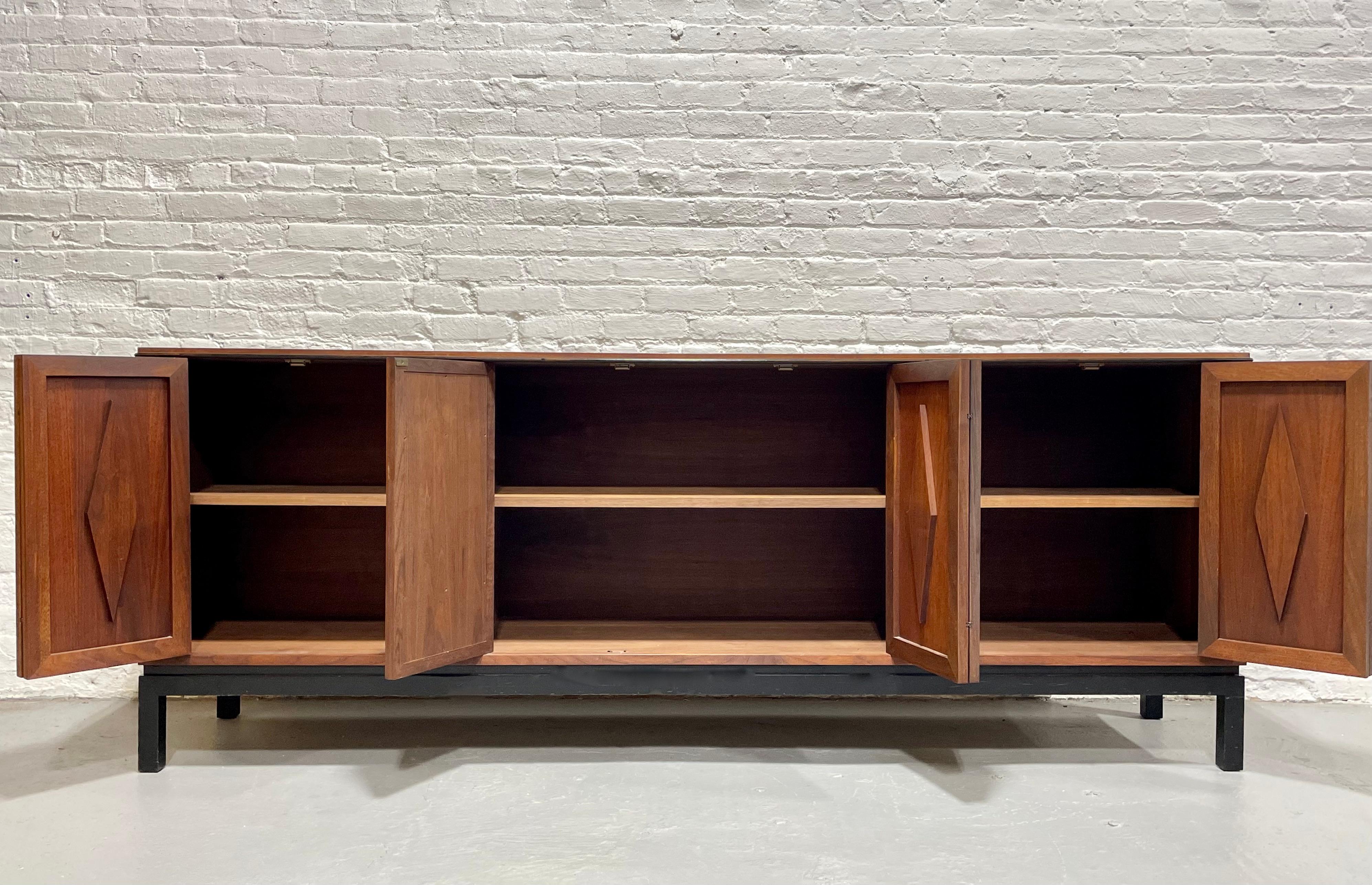 Extra LONG Mid Century MODERN Walnut CREDENZA / Media Stand, c. 1960s In Good Condition In Weehawken, NJ