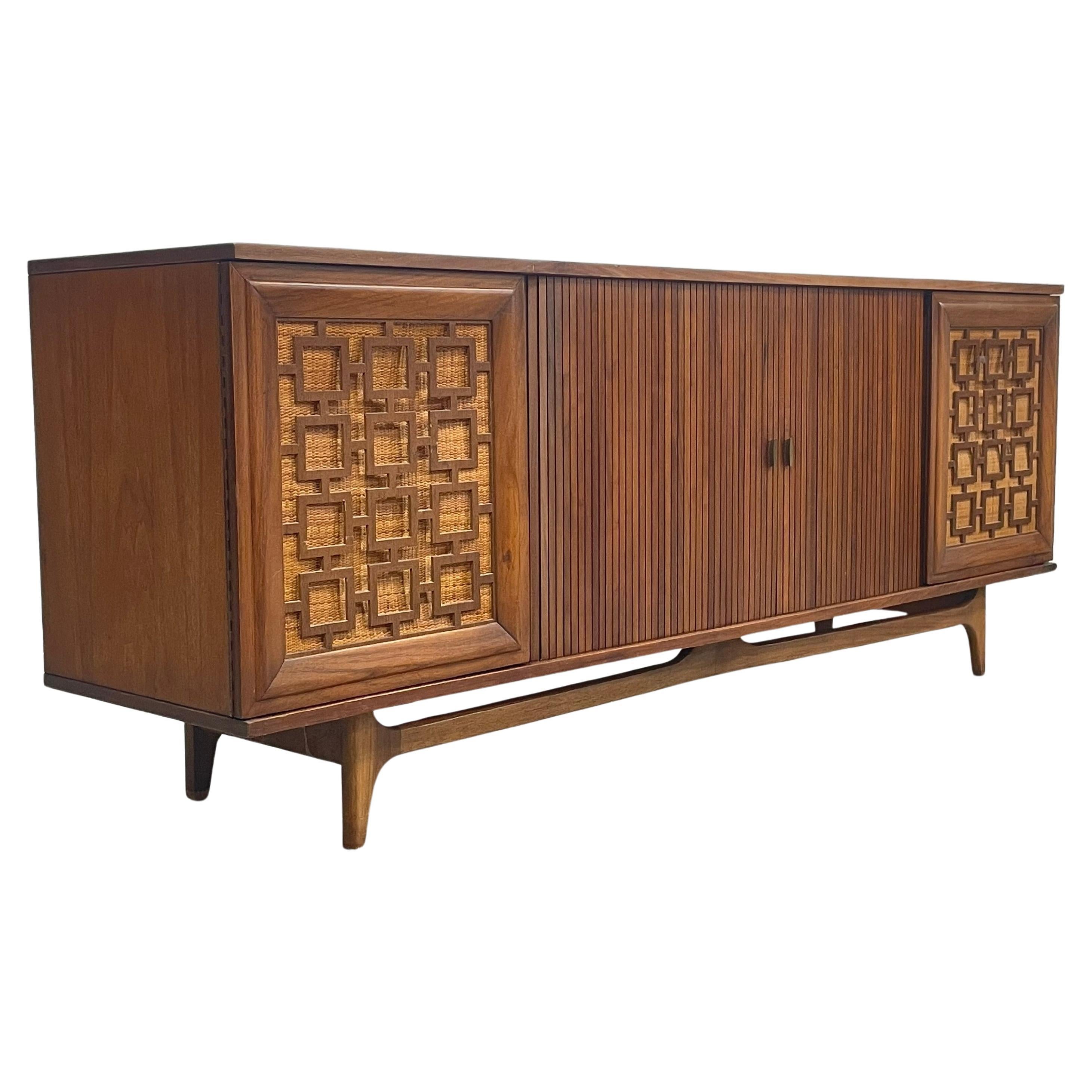 Credenza extra lunga in noce della metà del secolo scorso con accenti di canna, 1960 ca.