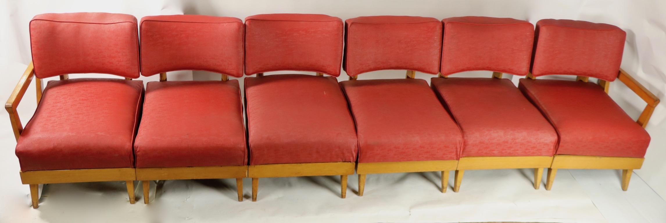 Ungewöhnliches Sektionssofa oder modulares Sofa mit 6 verschiedenen Stuhlabschnitten, die miteinander verbunden werden können, um ein sehr langes Sofa (143 Zoll) zu bilden, oder in kürzeren Konfigurationen verwendet werden können, jeder Stuhl ist