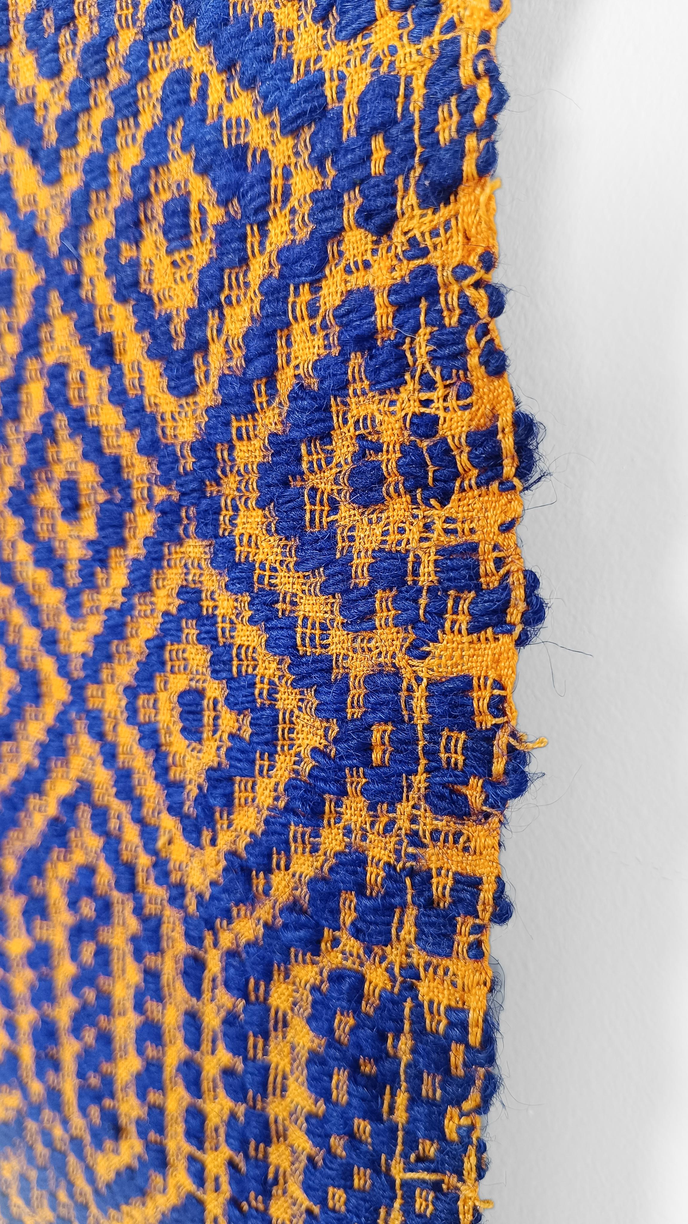 Je propose à la vente un tapis de course aux dimensions importantes et aux couleurs inhabituelles.
D'une longueur de 349 cm et d'une largeur de 78 cm, ce tapis d'origine probablement africaine est parfait pour être placé dans un long couloir.
Ce