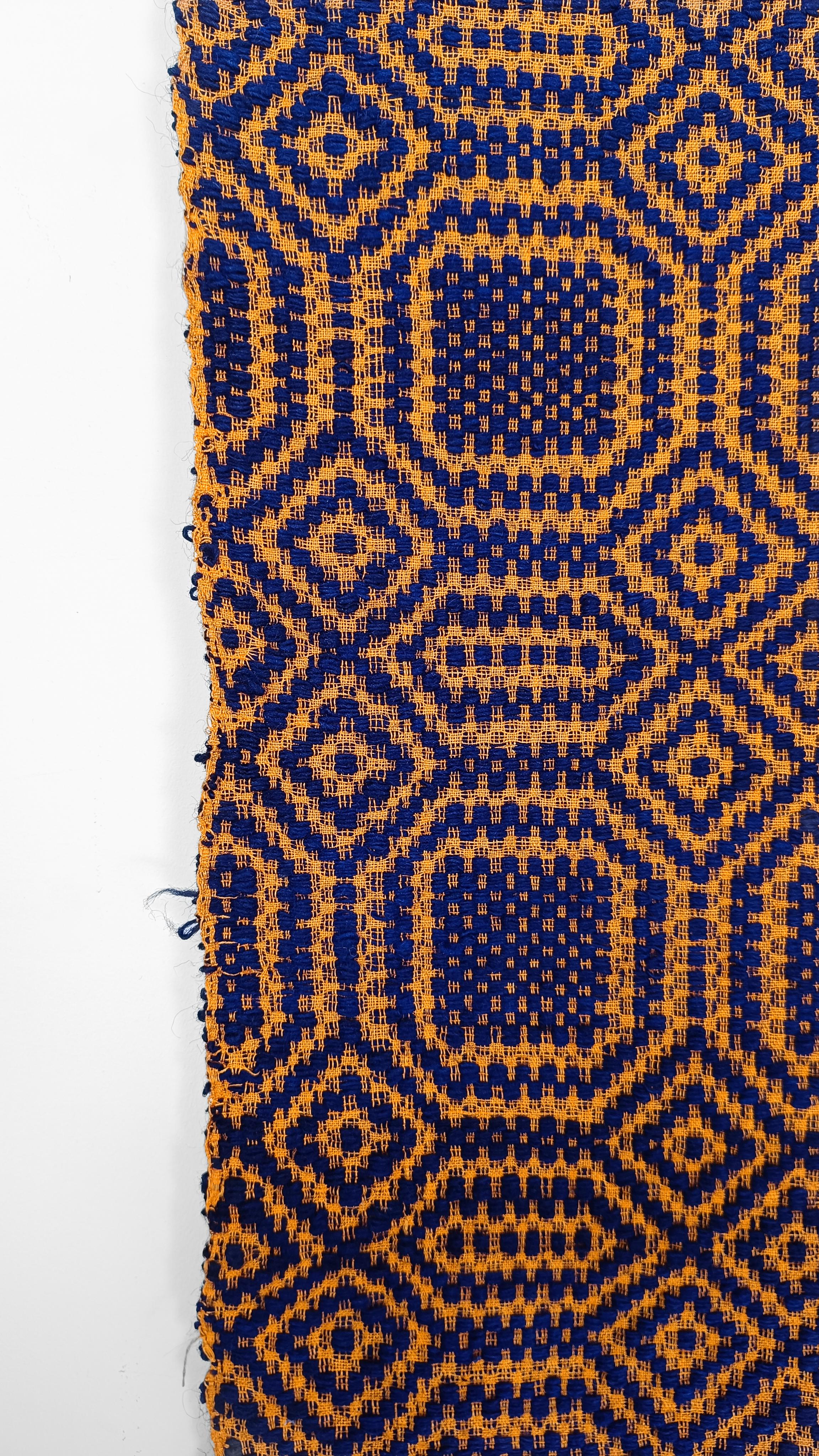 Fin du 20e siècle Tapis de course extra long, textile tribal tissé à la main en violet et orange en vente
