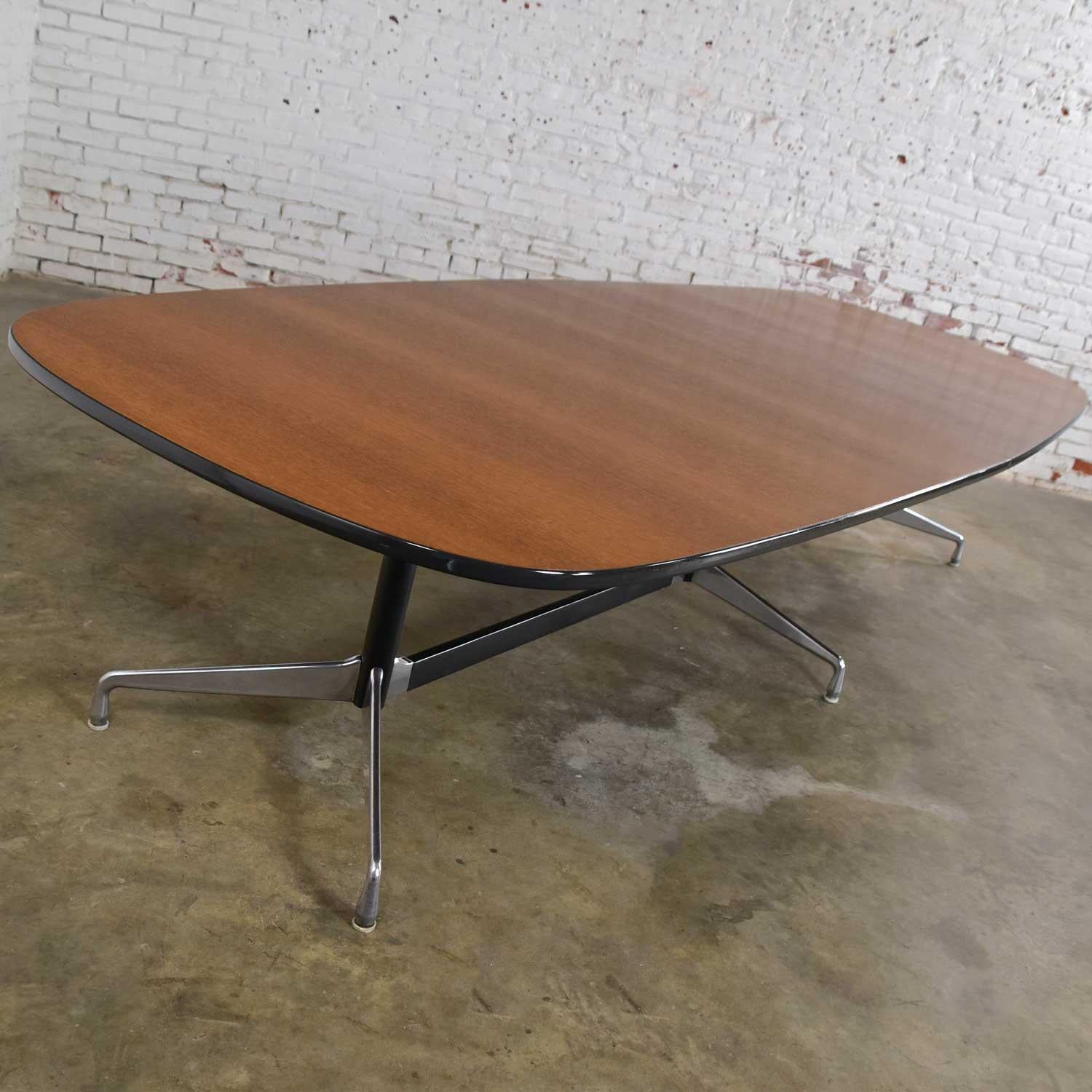 Extra Long Segmented Universal Base Elliptical Table by Eames for Herman Miller In Good Condition In Topeka, KS