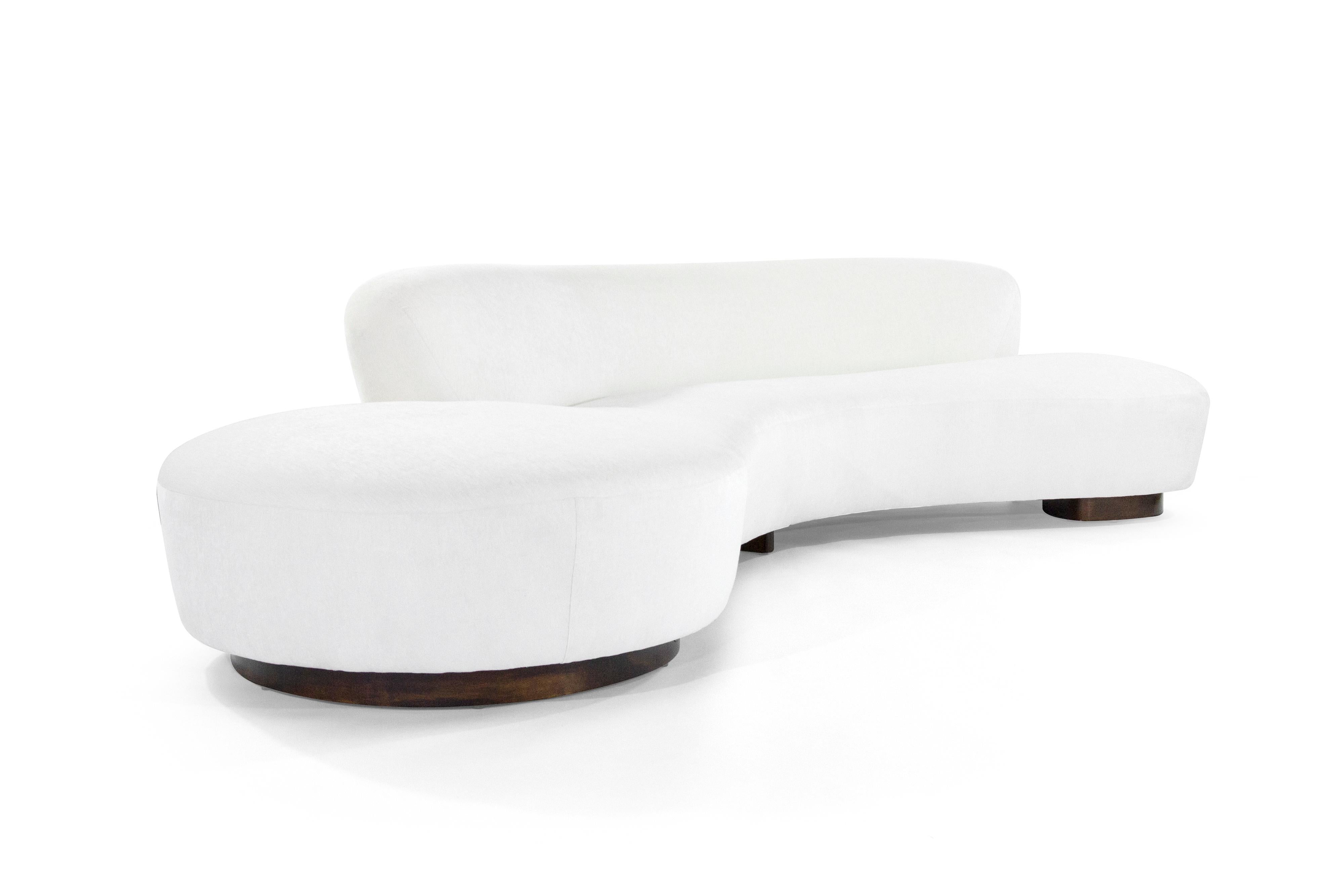 Extremely rare large-scale serpentine sofa by Vladimir Kagan. Fully restored down to its bones, newly upholstered in an off-white soft cotton fabric by Kravet. Maple bases refinished light brown.

 