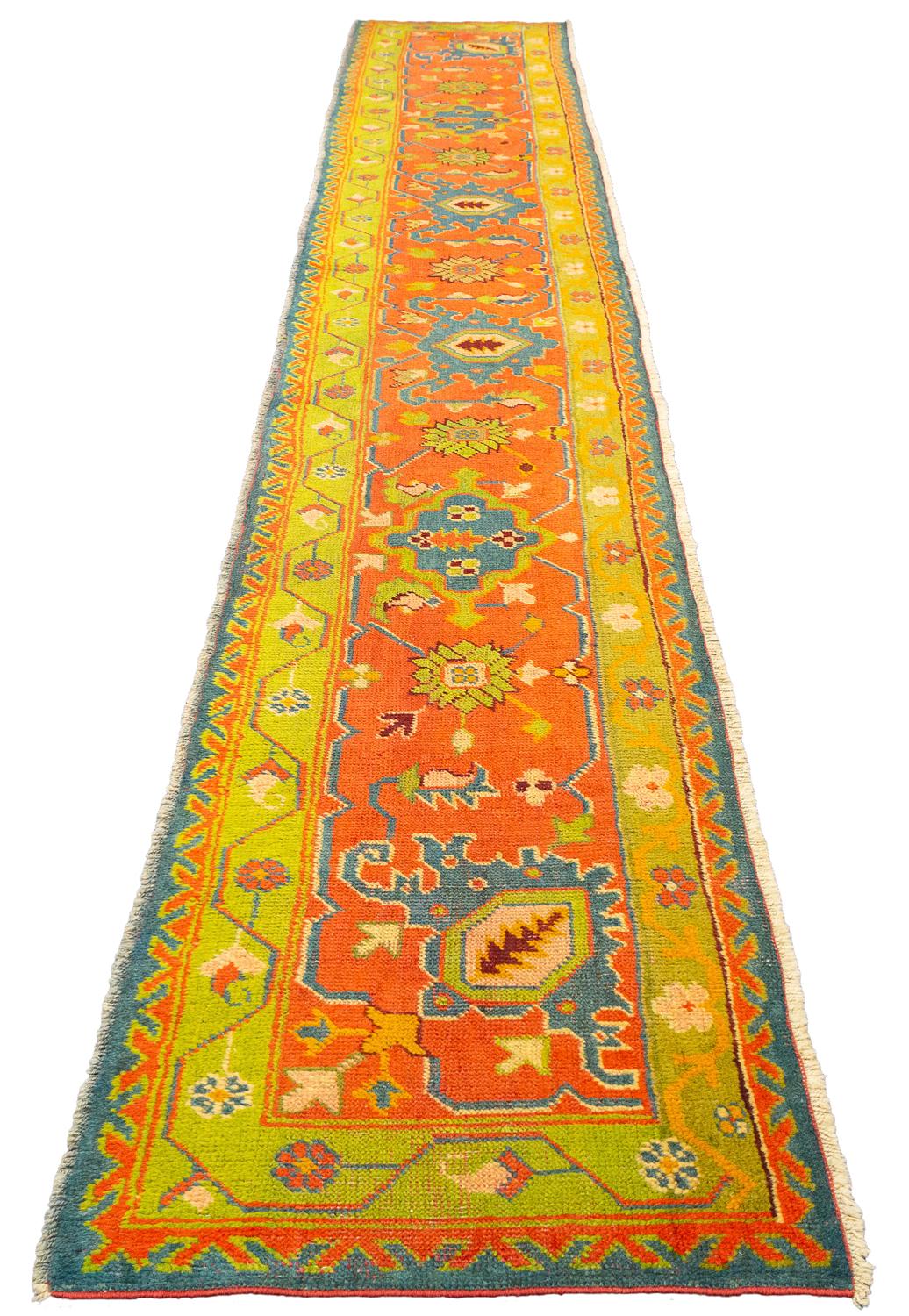 Dies ist ein antiker, extralanger Oshak-Läufer, der Ende des 19. Jahrhunderts in der Türkei gewebt wurde und 406 x 57 cm groß ist. Das Design dieses Läufers ist in vielen Teppichen zu finden und wird ausschließlich in der Bordüre verwendet, was