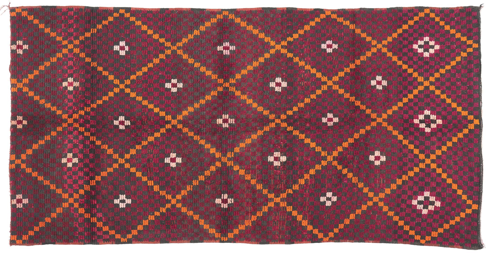 Alfombra marroquí vintage extra larga Talsint, la modernidad de mediados de siglo se mezcla con el boho chic en venta 2