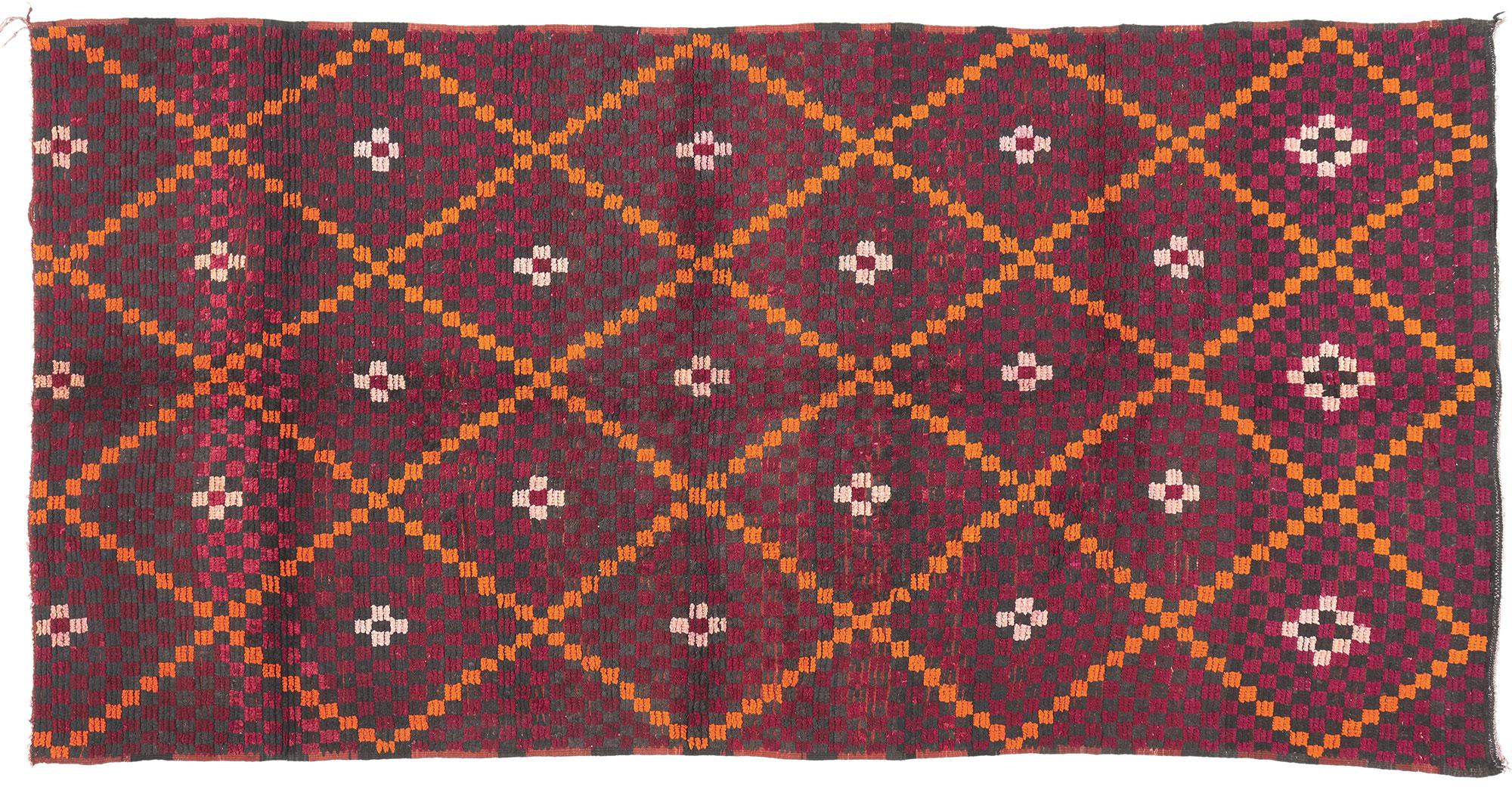 Tapis marocain Talsint extra-long, mi-siècle moderne rencontre le Boho Chic en vente 2