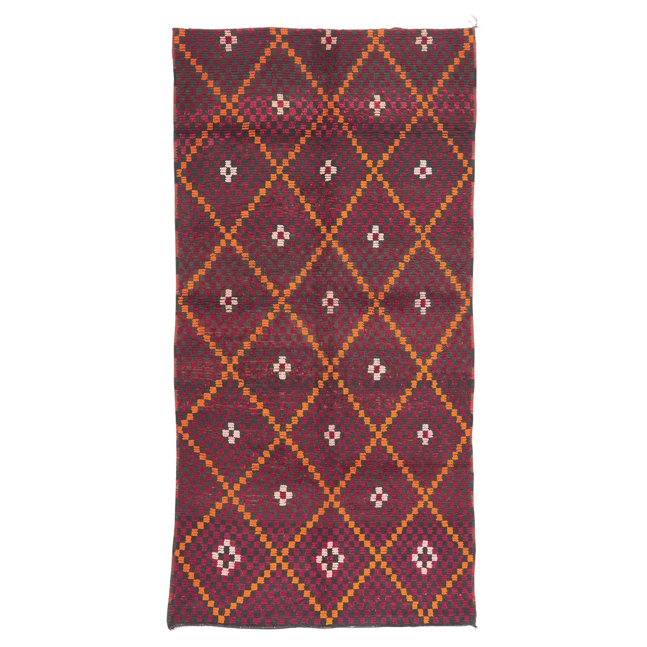 Tapis marocain Talsint extra-long, mi-siècle moderne rencontre le Boho Chic en vente