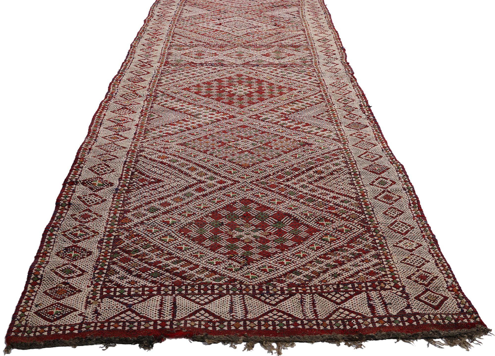 21844 Vintage Zemmour Marokkanischer Hanbel-Teppich, 02'09 x 23'10. Wir stellen unseren exquisiten Hanbel-Teppich aus handgewebter Wolle vor, einen fesselnden, extralangen marokkanischen Kelim-Läufer, der von den geschickten Kunsthandwerkern des